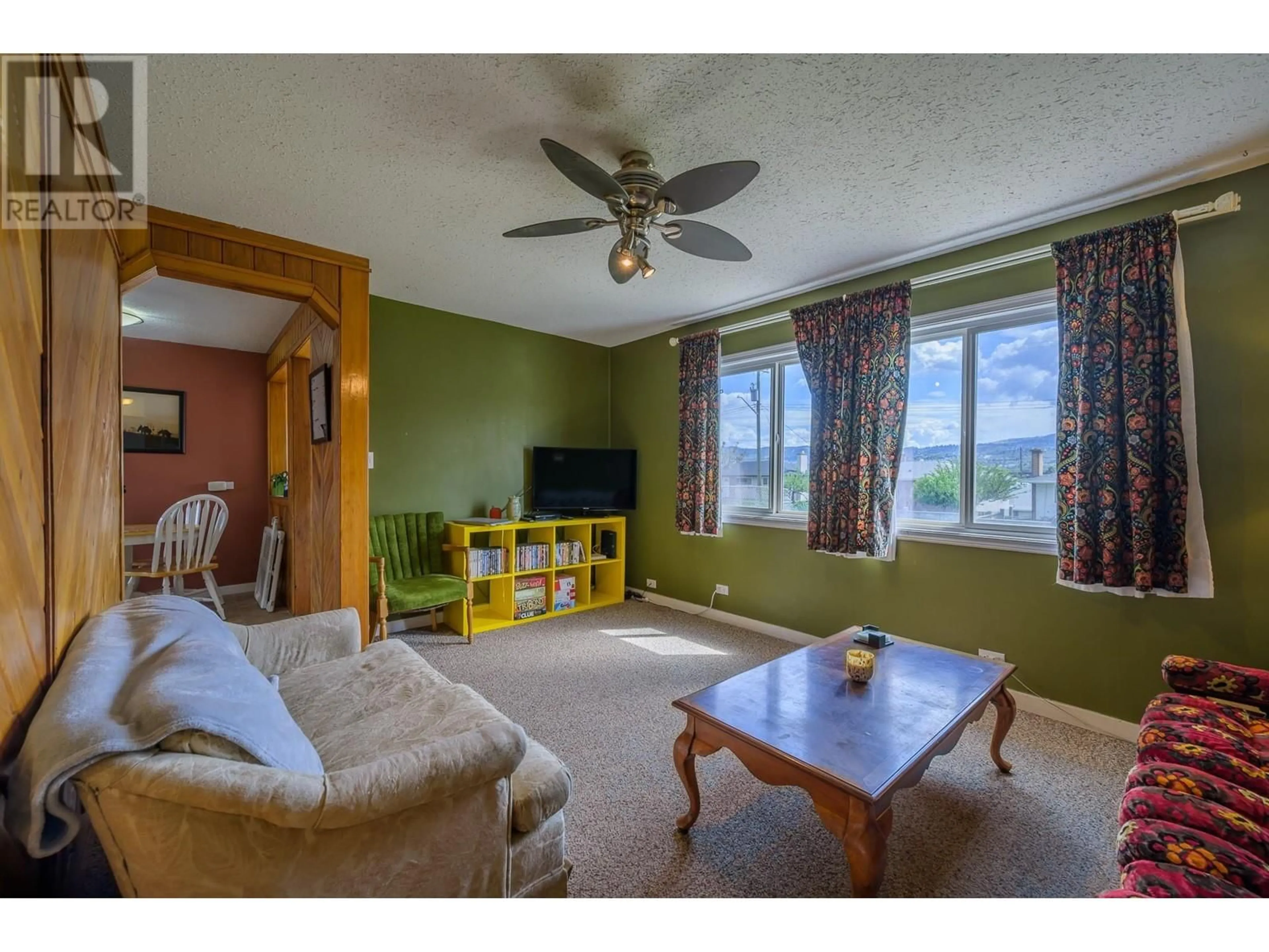 Living room with furniture, unknown for 1040 MONCTON AVENUE, Kamloops British Columbia V2B1S4
