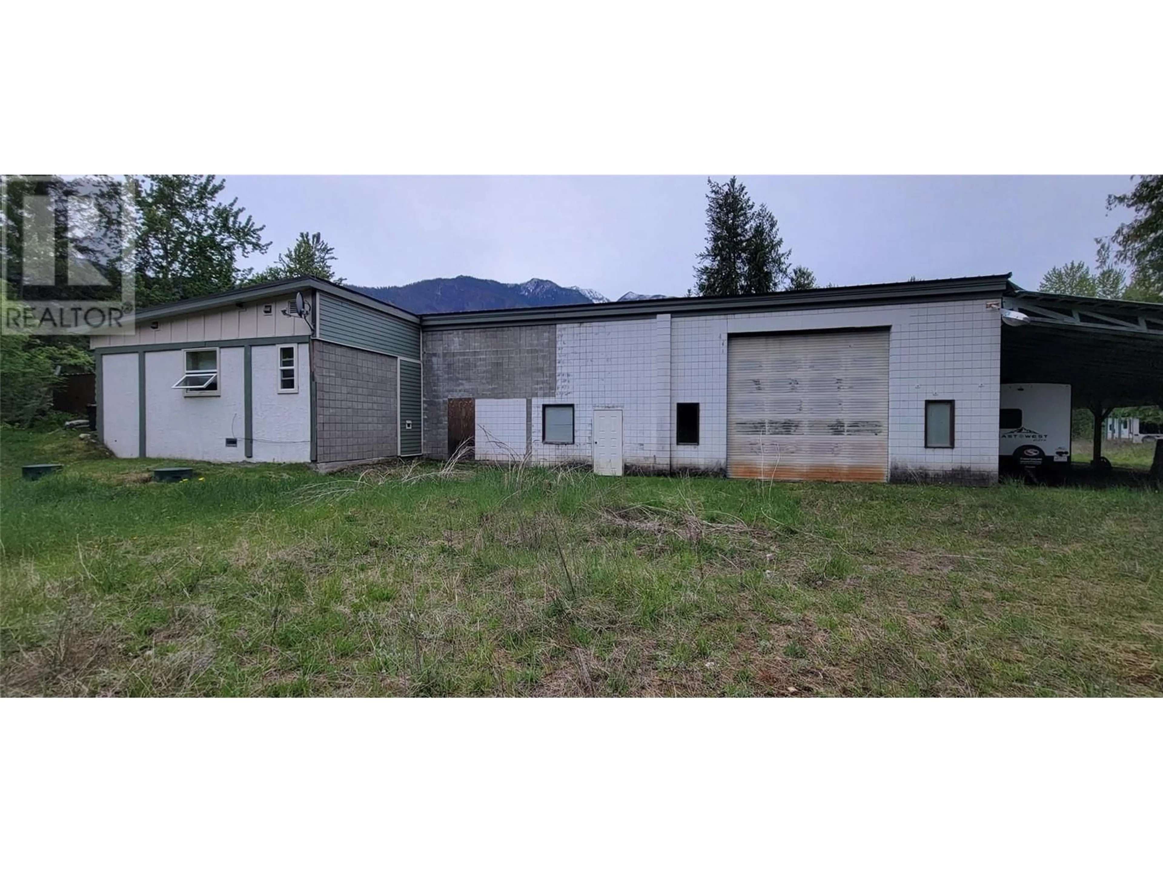A pic from outside/outdoor area/front of a property/back of a property/a pic from drone, mountain view for 204 STEWART STREET, Rosebery British Columbia V0G1S1