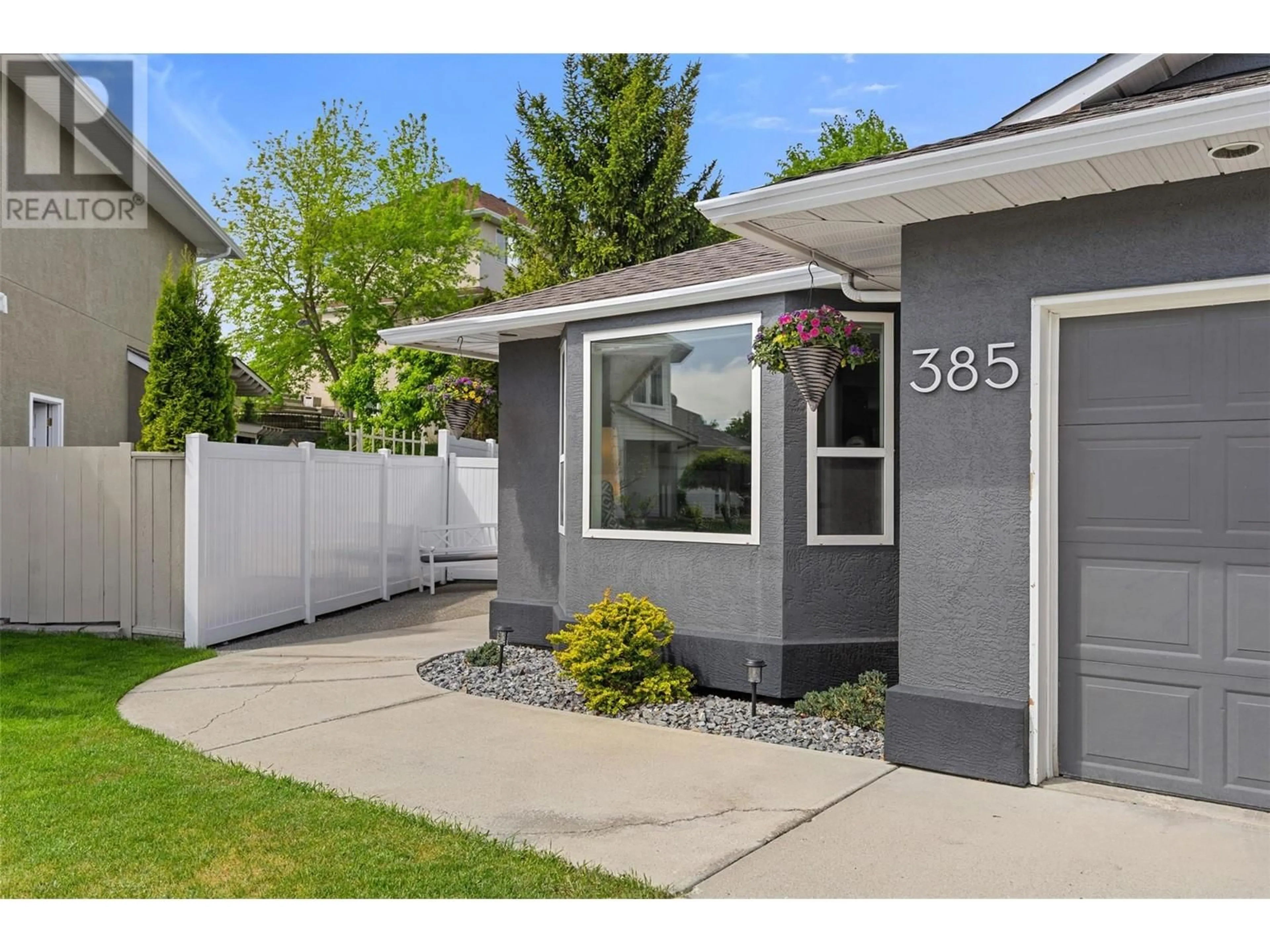Home with vinyl exterior material, street for 385 SUNHILL COURT, Kamloops British Columbia V2E2P4