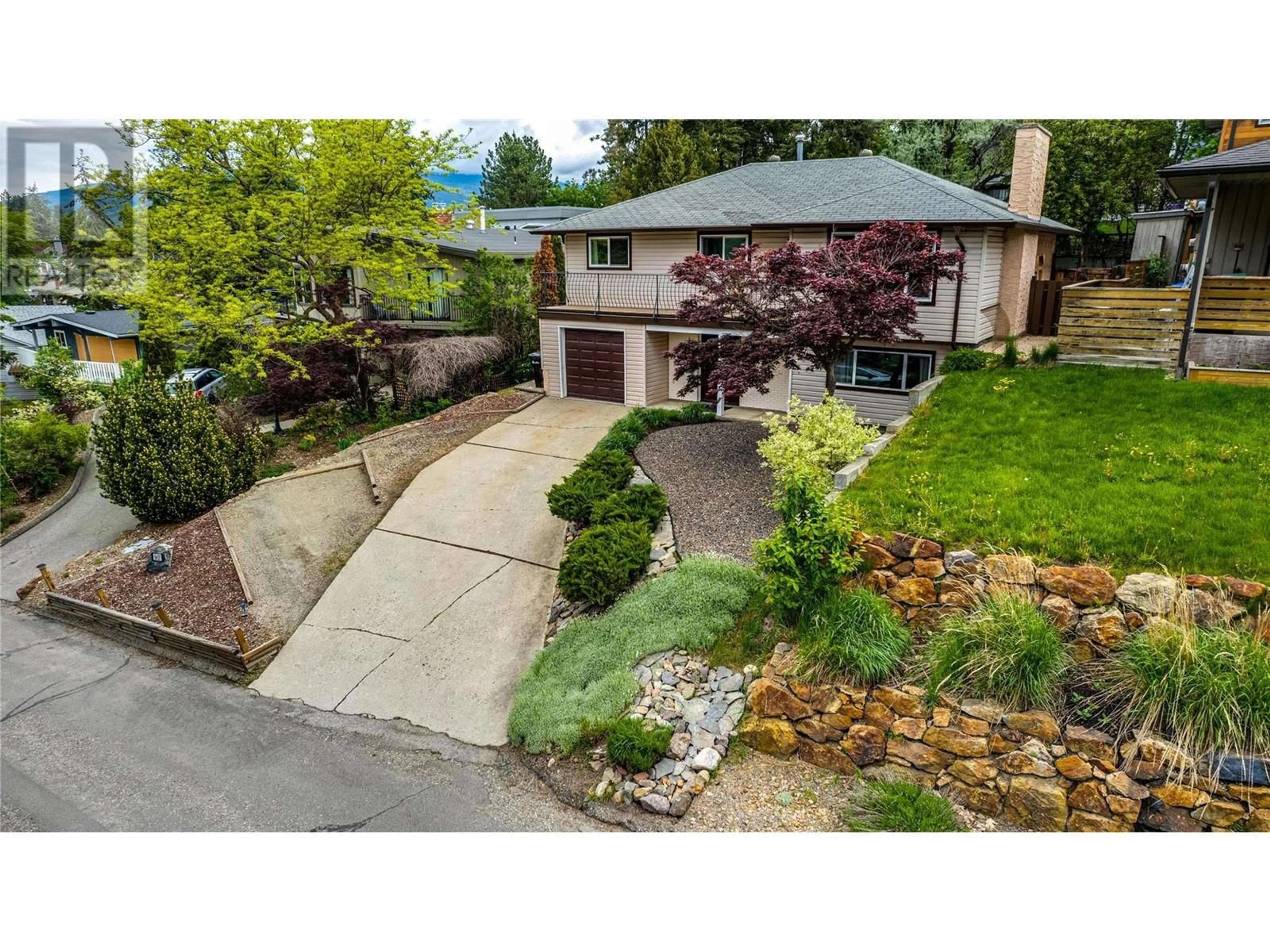A pic from outside/outdoor area/front of a property/back of a property/a pic from drone, street for 3911 15 STREET, Vernon British Columbia V1T7S4