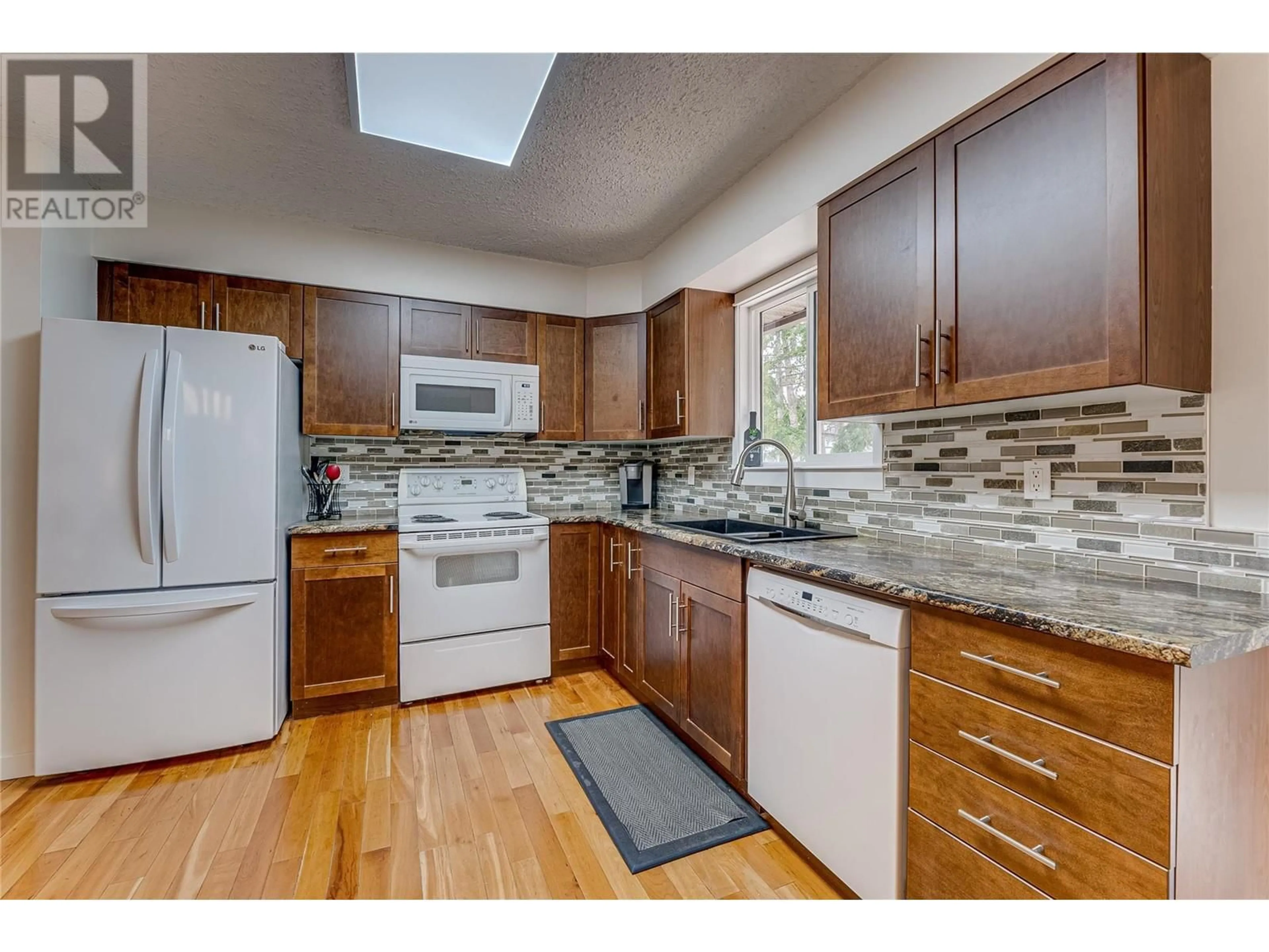 Standard kitchen, unknown for 3911 15 STREET, Vernon British Columbia V1T7S4
