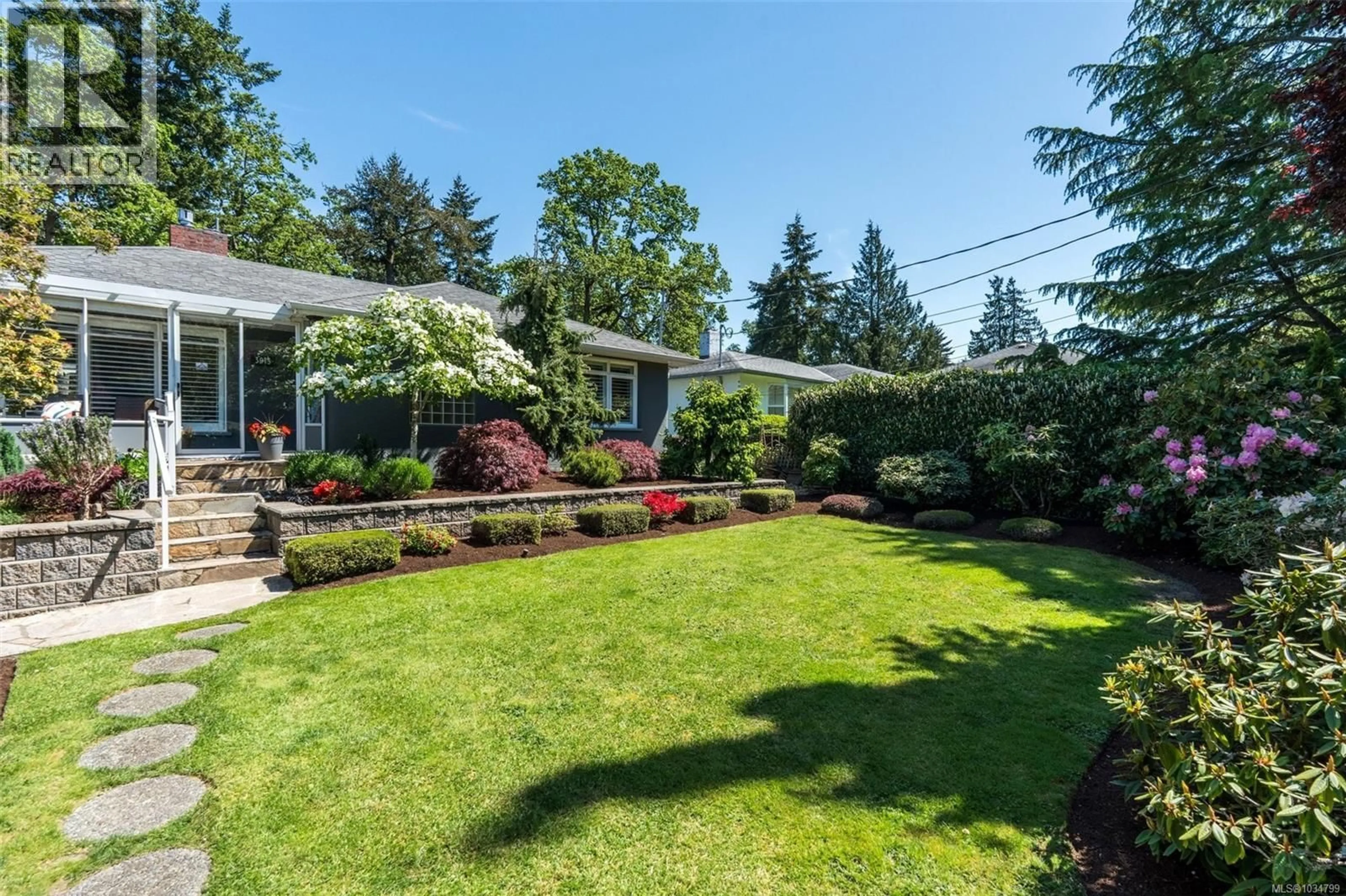 Patio, street for 3913 ASCOT DRIVE, Saanich British Columbia V8P3S2