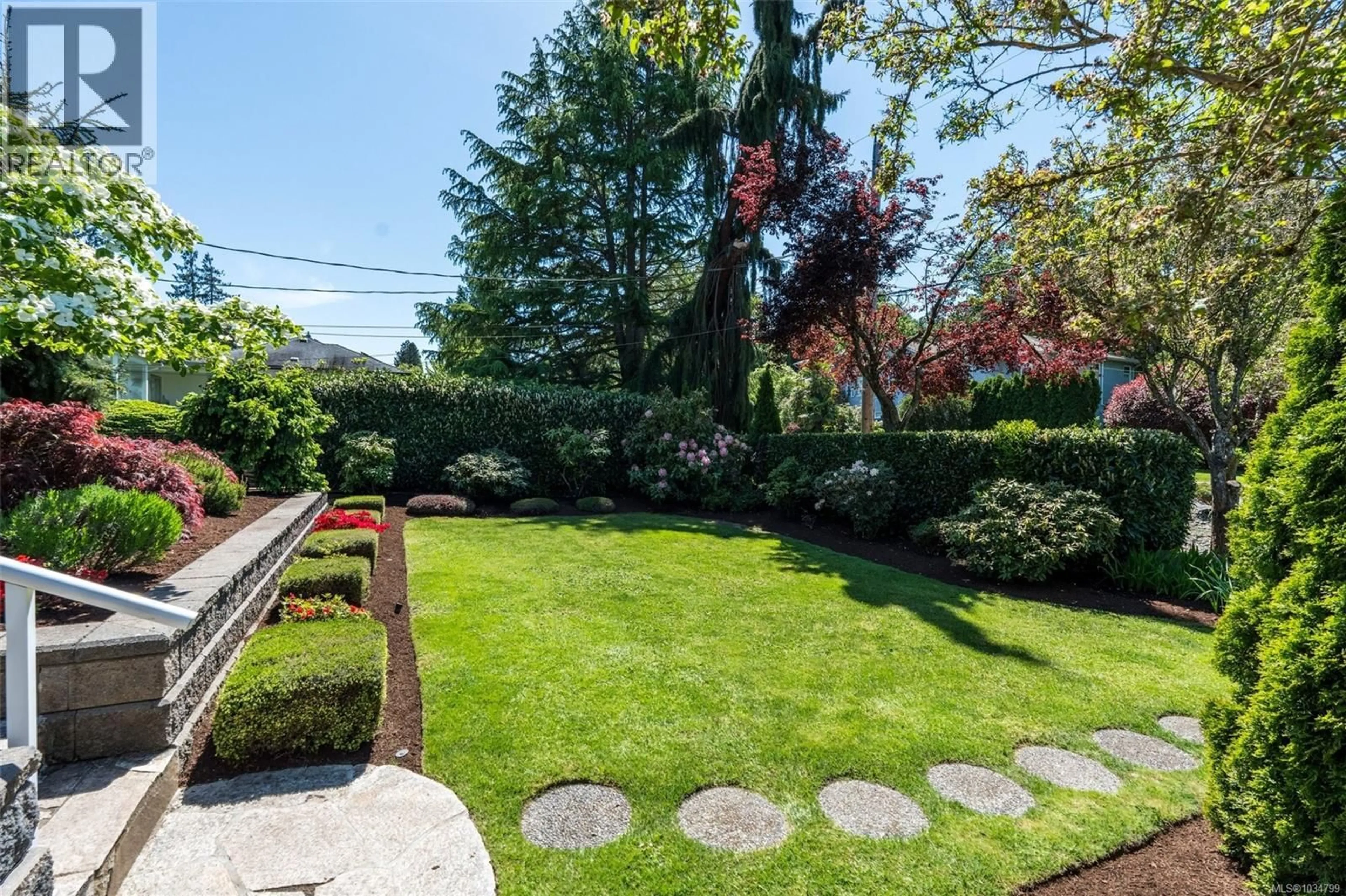 Patio, street for 3913 ASCOT DRIVE, Saanich British Columbia V8P3S2