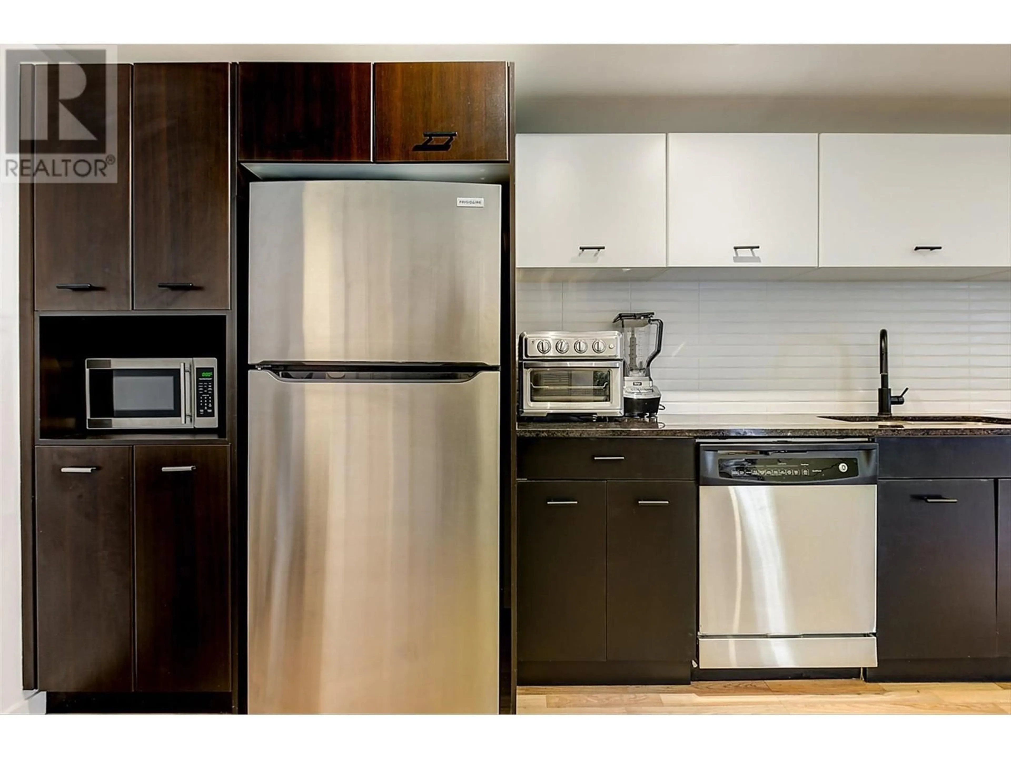 Standard kitchen, wood/laminate floor for 304 - 547 YATES ROAD, Kelowna British Columbia V1V2T9