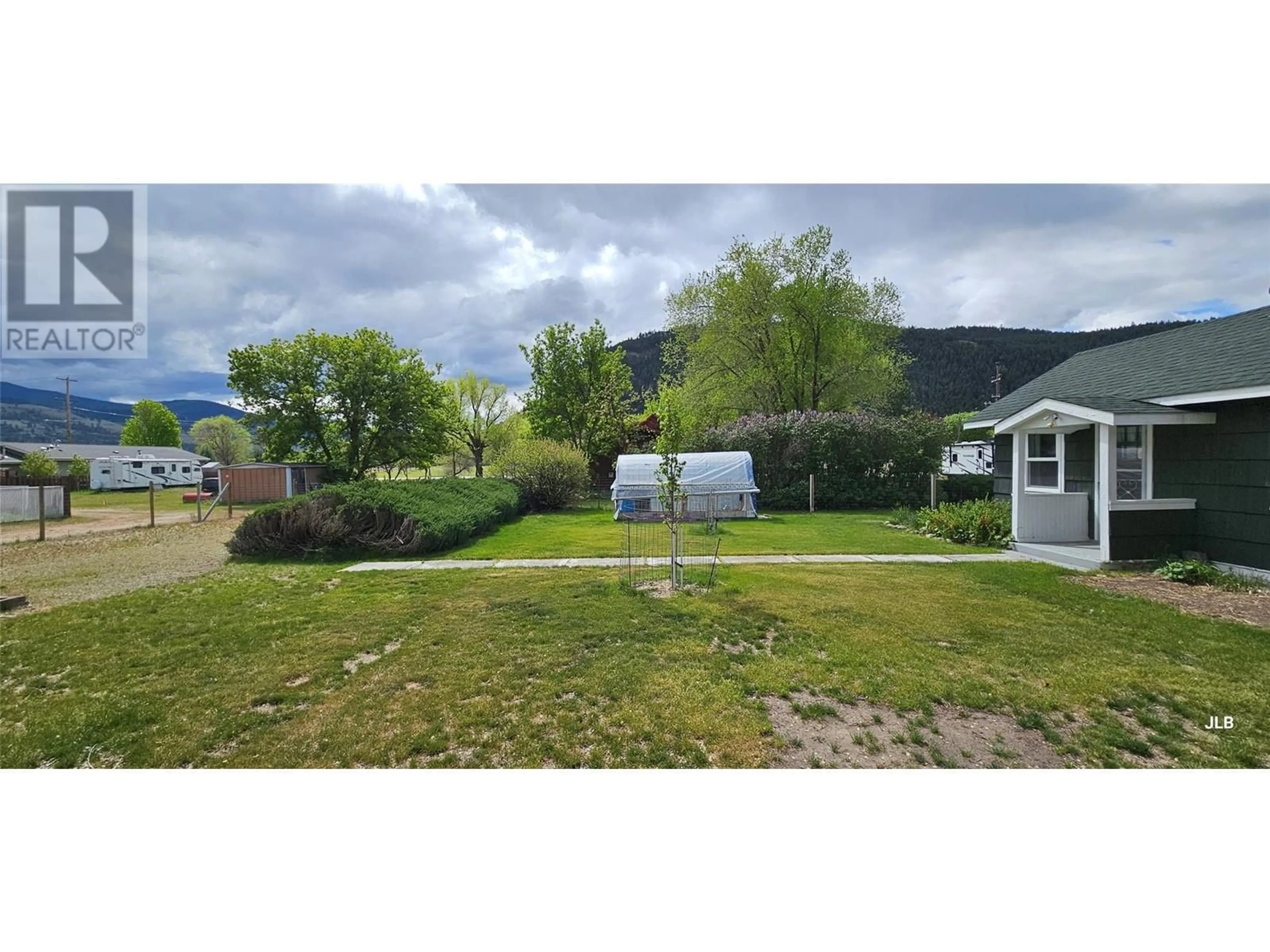 A pic from outside/outdoor area/front of a property/back of a property/a pic from drone, mountain view for 808 DIVISION STREET, Midway British Columbia V0H1M0