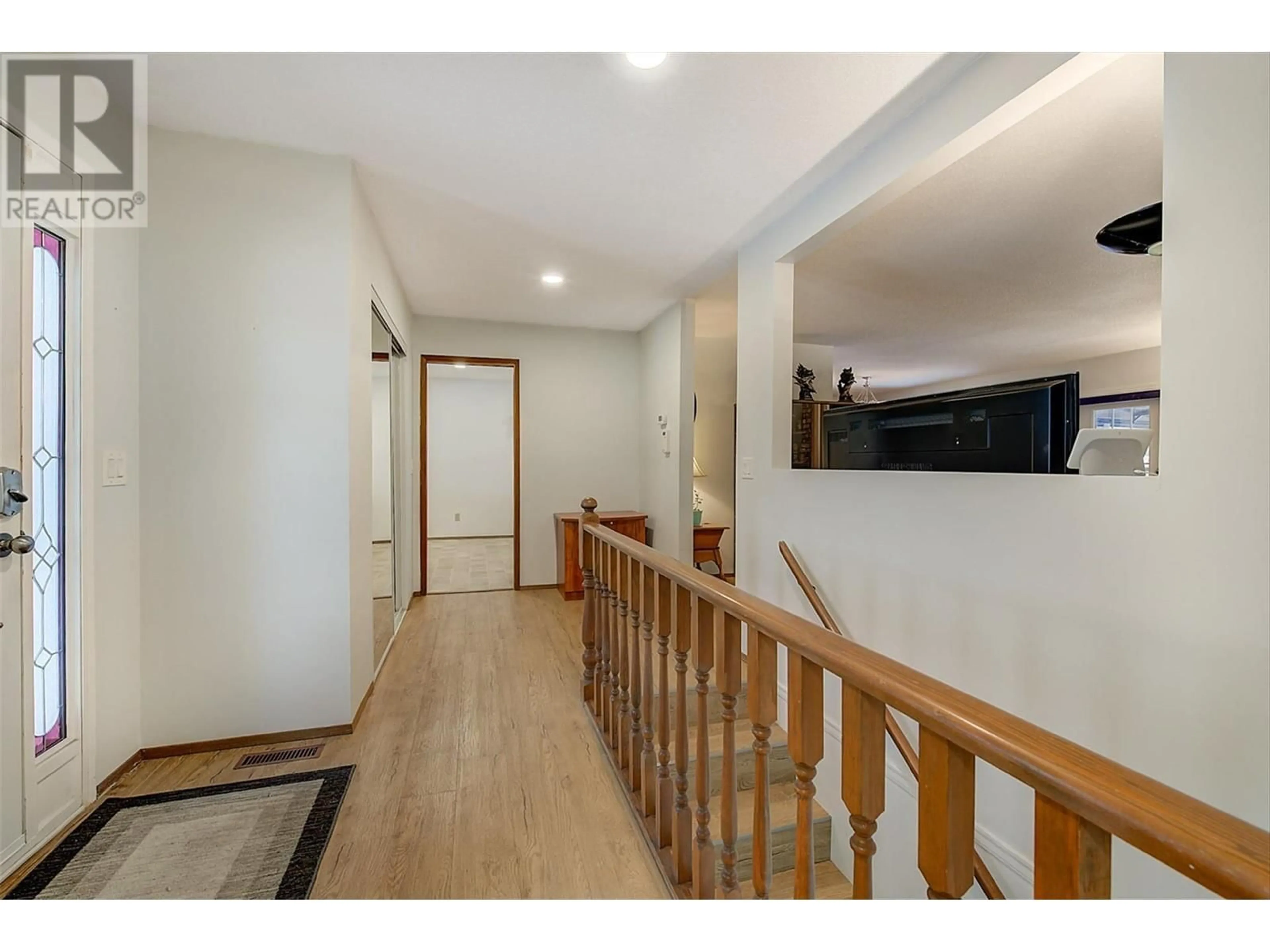 Indoor foyer for 1370 SPRINGFIELD ROAD, Kelowna British Columbia V1Y5V1
