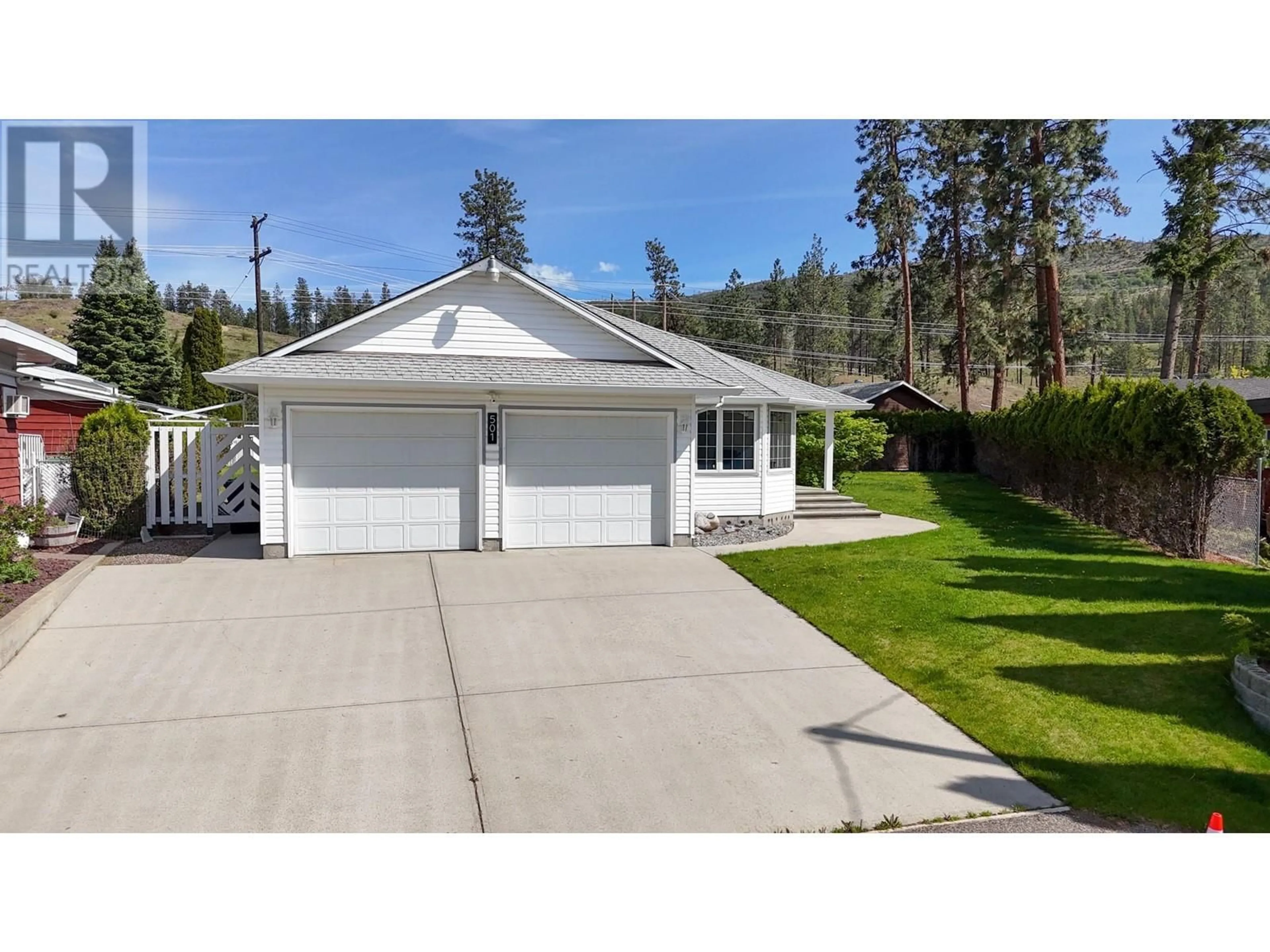 Home with vinyl exterior material, street for 501 STANLEY CRESCENT, Kelowna British Columbia V1W4L8