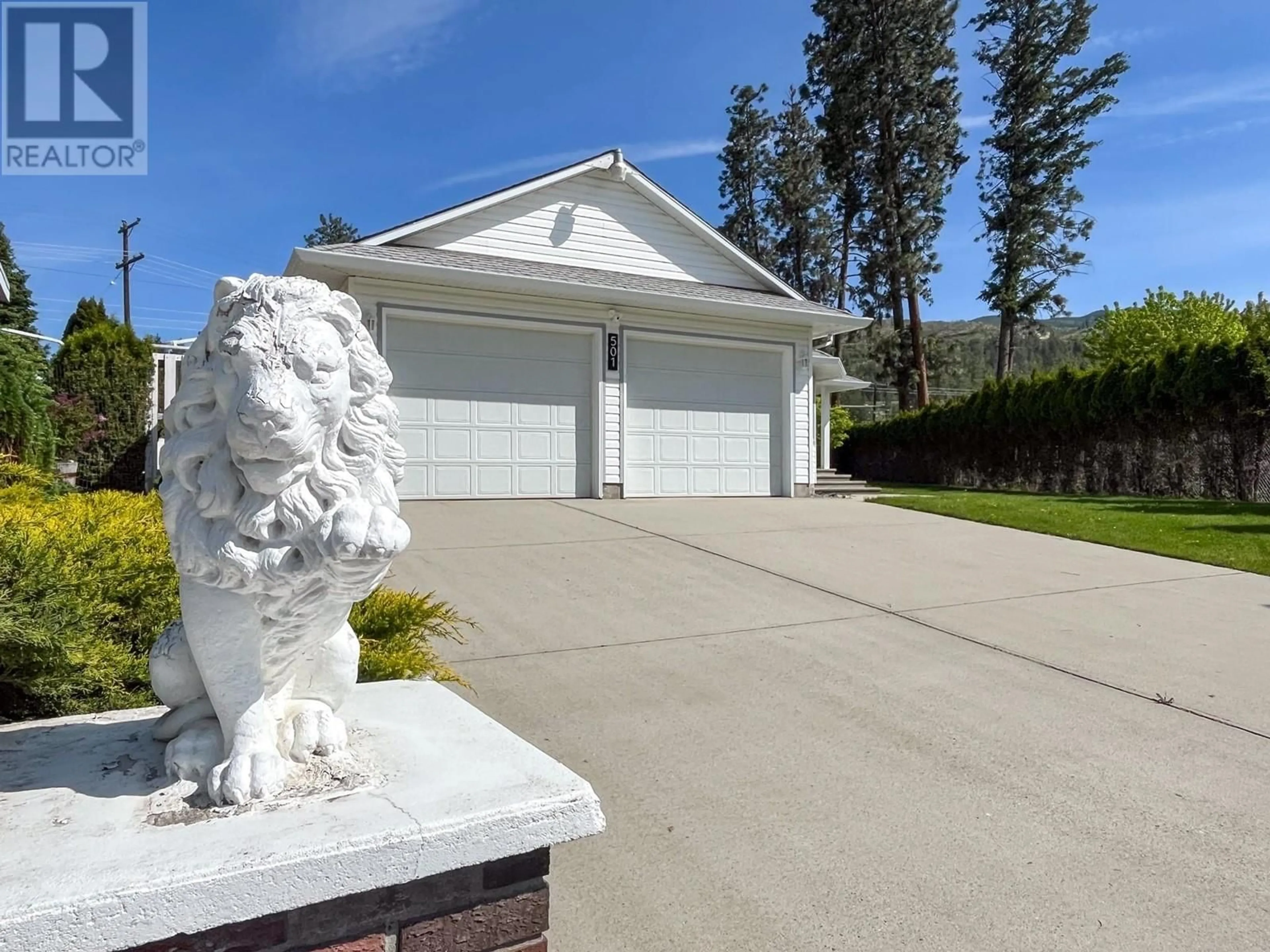 Home with vinyl exterior material, street for 501 STANLEY CRESCENT, Kelowna British Columbia V1W4L8