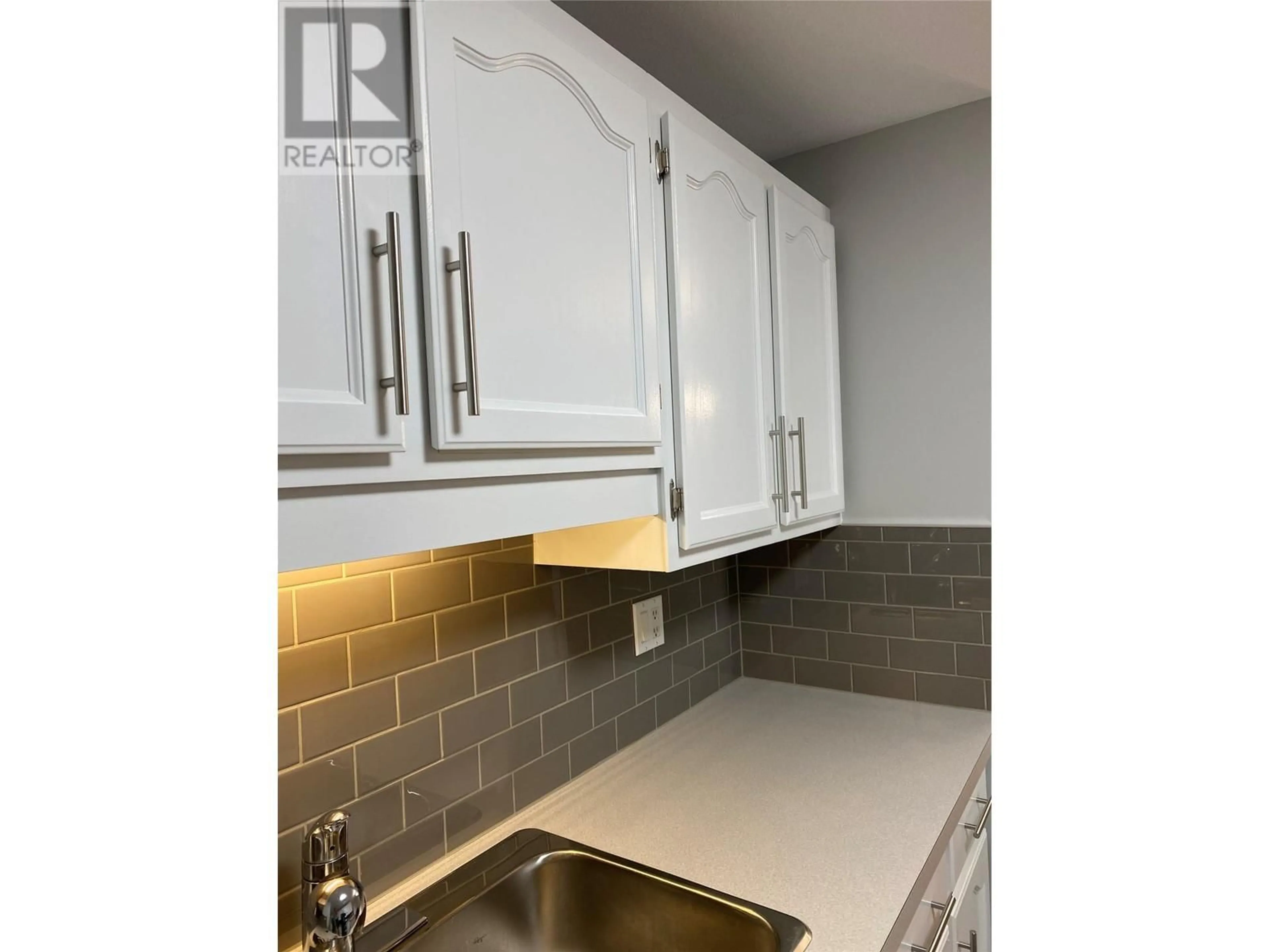 Standard kitchen, unknown for 208 - 272 GREEN AVENUE WEST, Penticton British Columbia V2A3T2