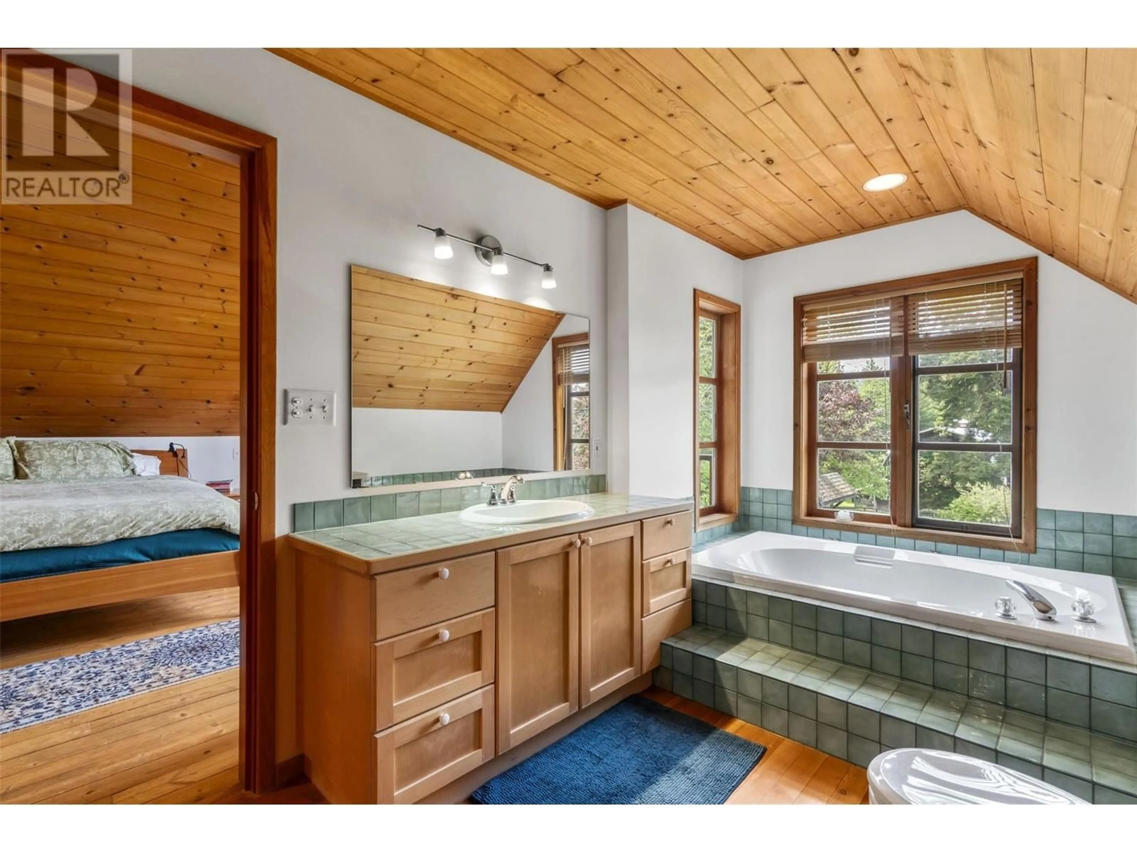 Contemporary bathroom, unknown for 3971 30 STREET NORTHEAST, Salmon Arm British Columbia V1E3L1