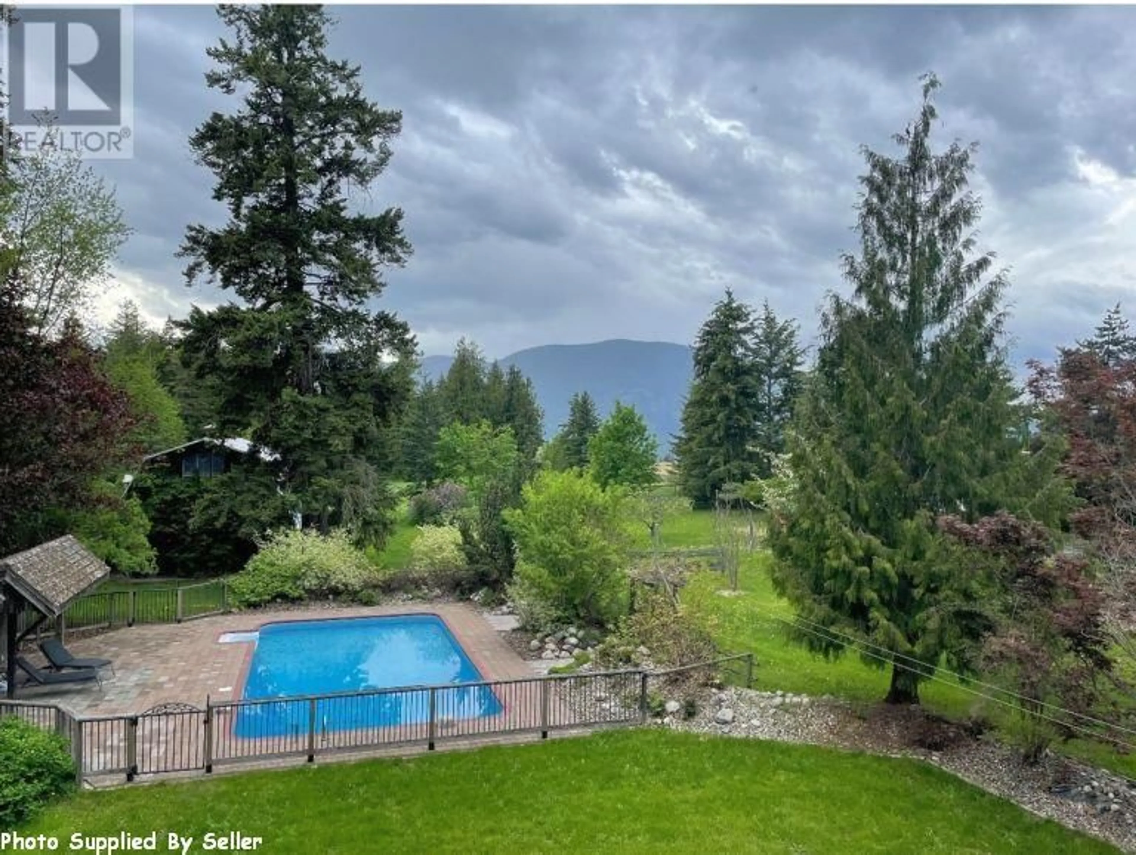 A pic from outside/outdoor area/front of a property/back of a property/a pic from drone, unknown for 3971 30 STREET NORTHEAST, Salmon Arm British Columbia V1E3L1