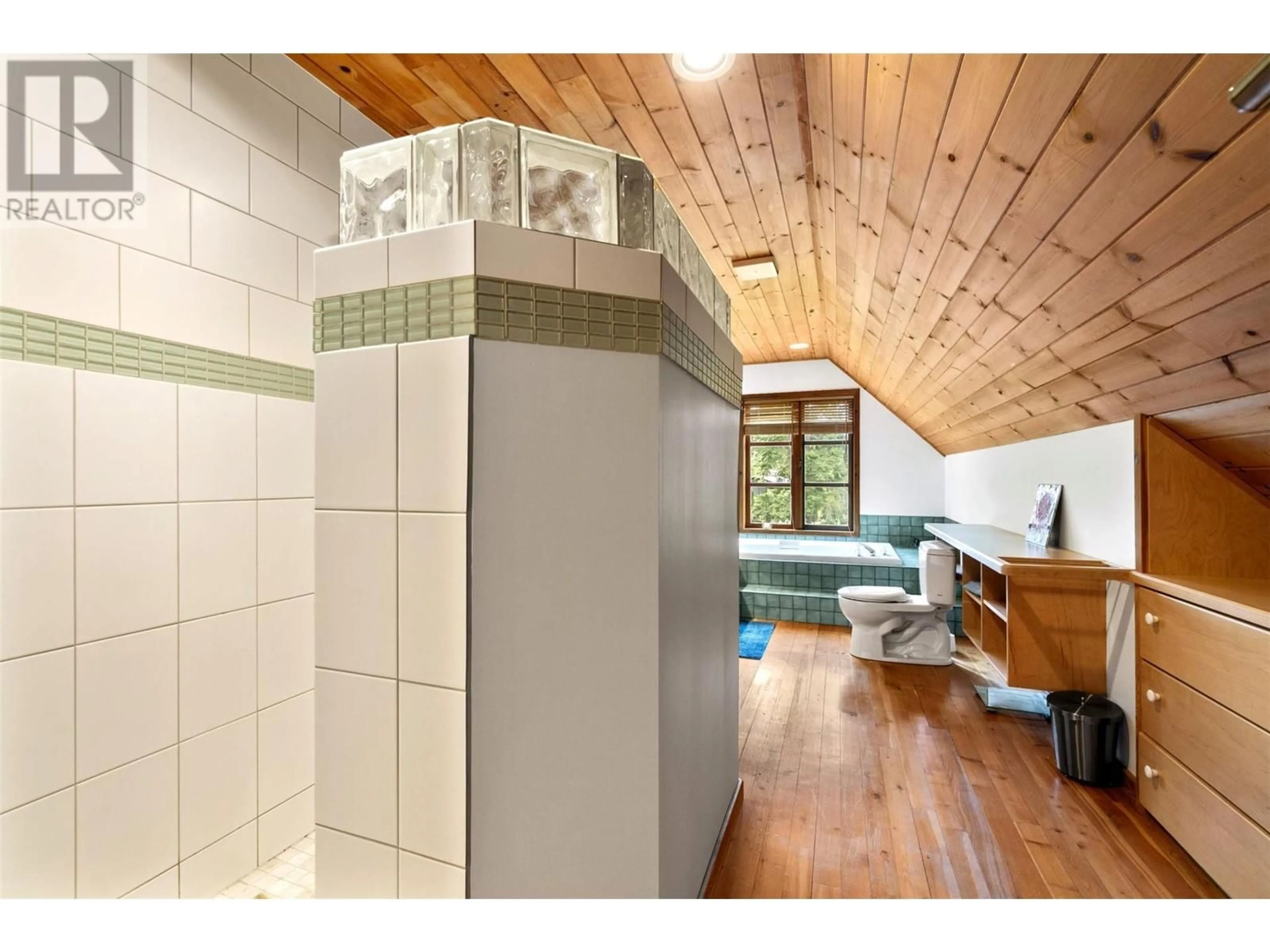 Standard bathroom, ceramic/tile floor for 3971 30 STREET NORTHEAST, Salmon Arm British Columbia V1E3L1