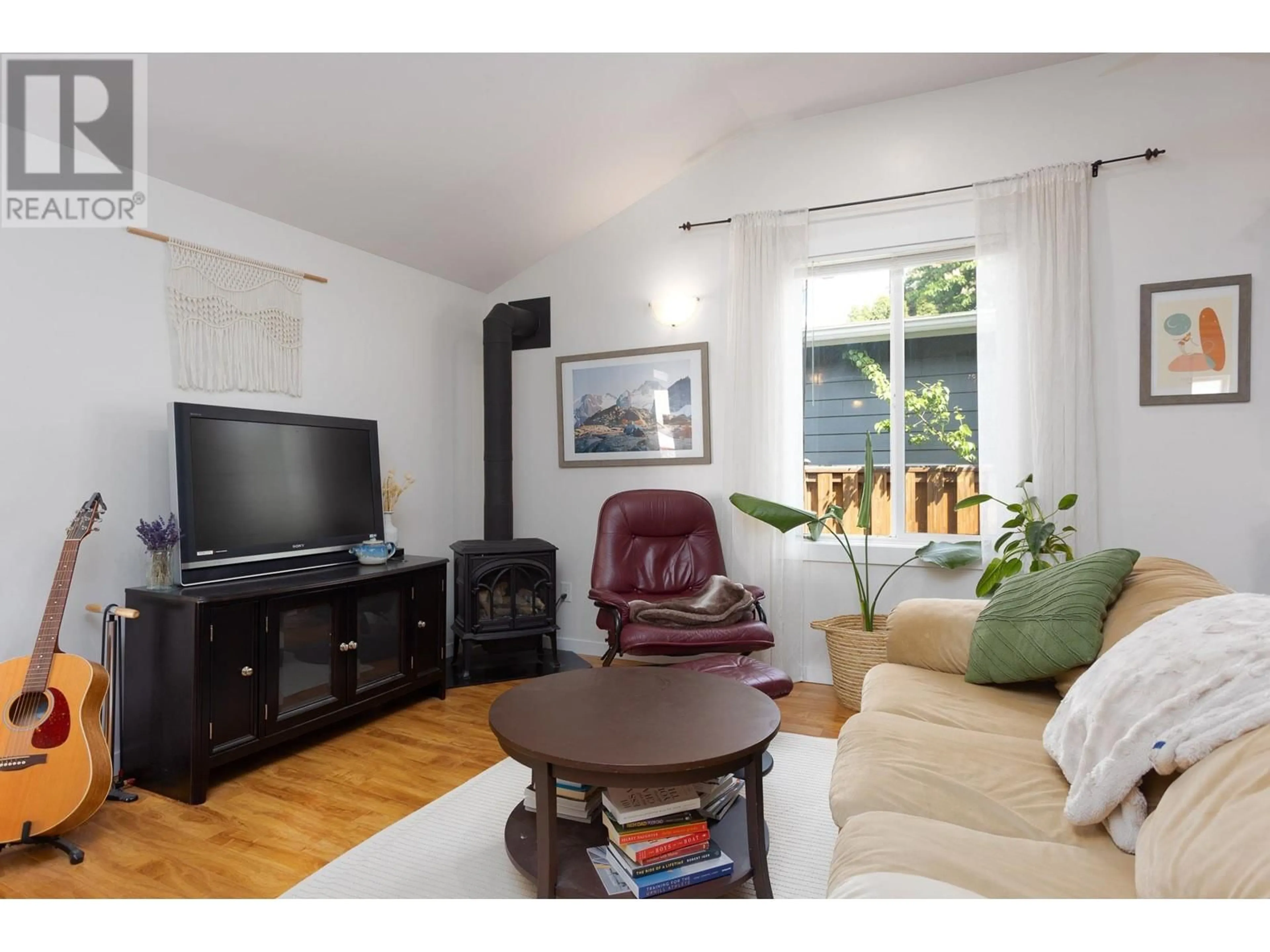 Living room with furniture, wood/laminate floor for 743 WILSON AVENUE, Kelowna British Columbia V1Y6X8