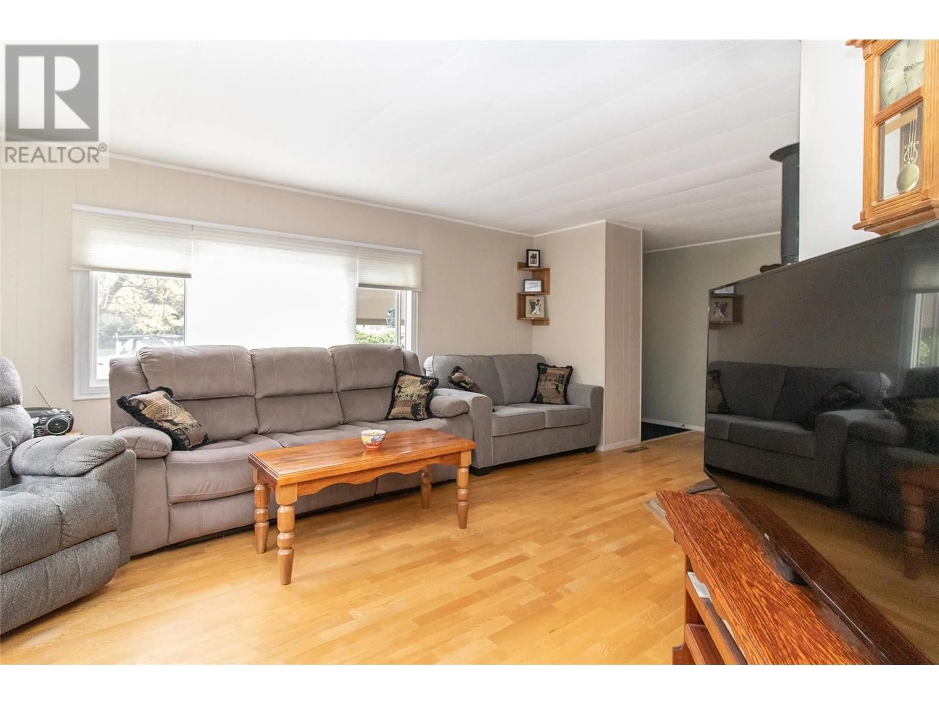 Living room with furniture, wood/laminate floor for 22 - 5432 CHIDLEY ROAD, Peachland British Columbia V0H1X5