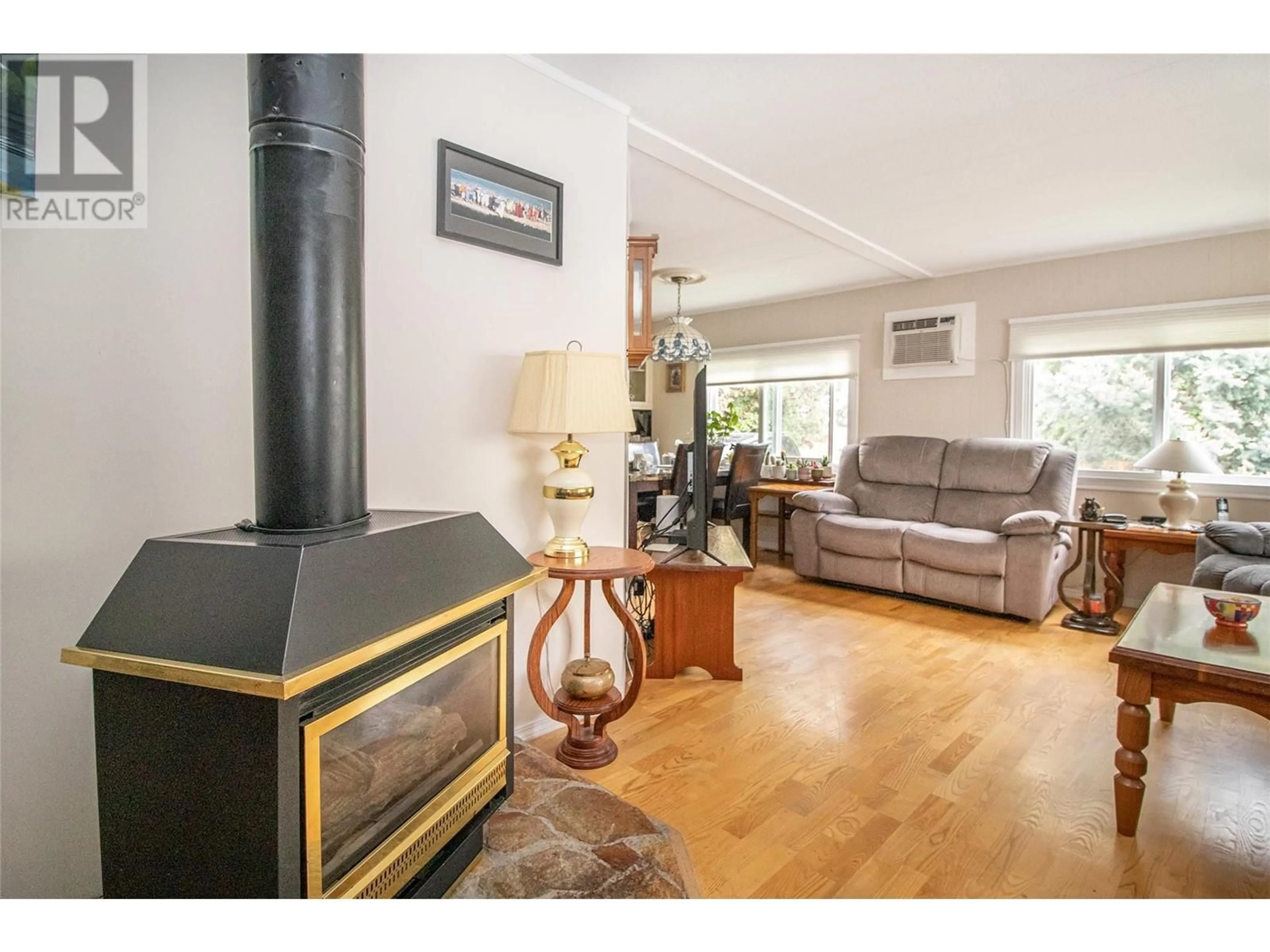 Living room with furniture, wood/laminate floor for 22 - 5432 CHIDLEY ROAD, Peachland British Columbia V0H1X5