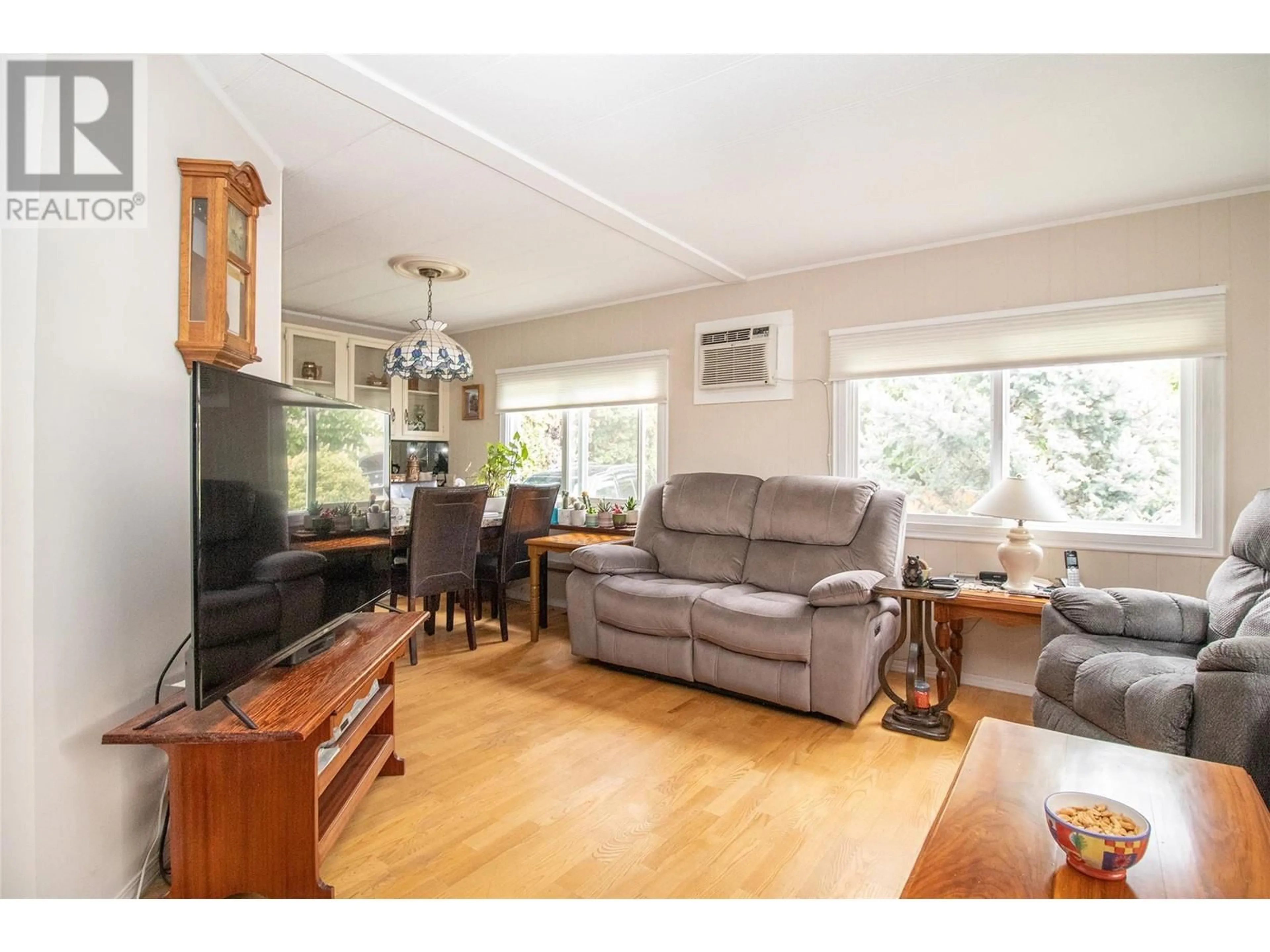 Living room with furniture, wood/laminate floor for 22 - 5432 CHIDLEY ROAD, Peachland British Columbia V0H1X5