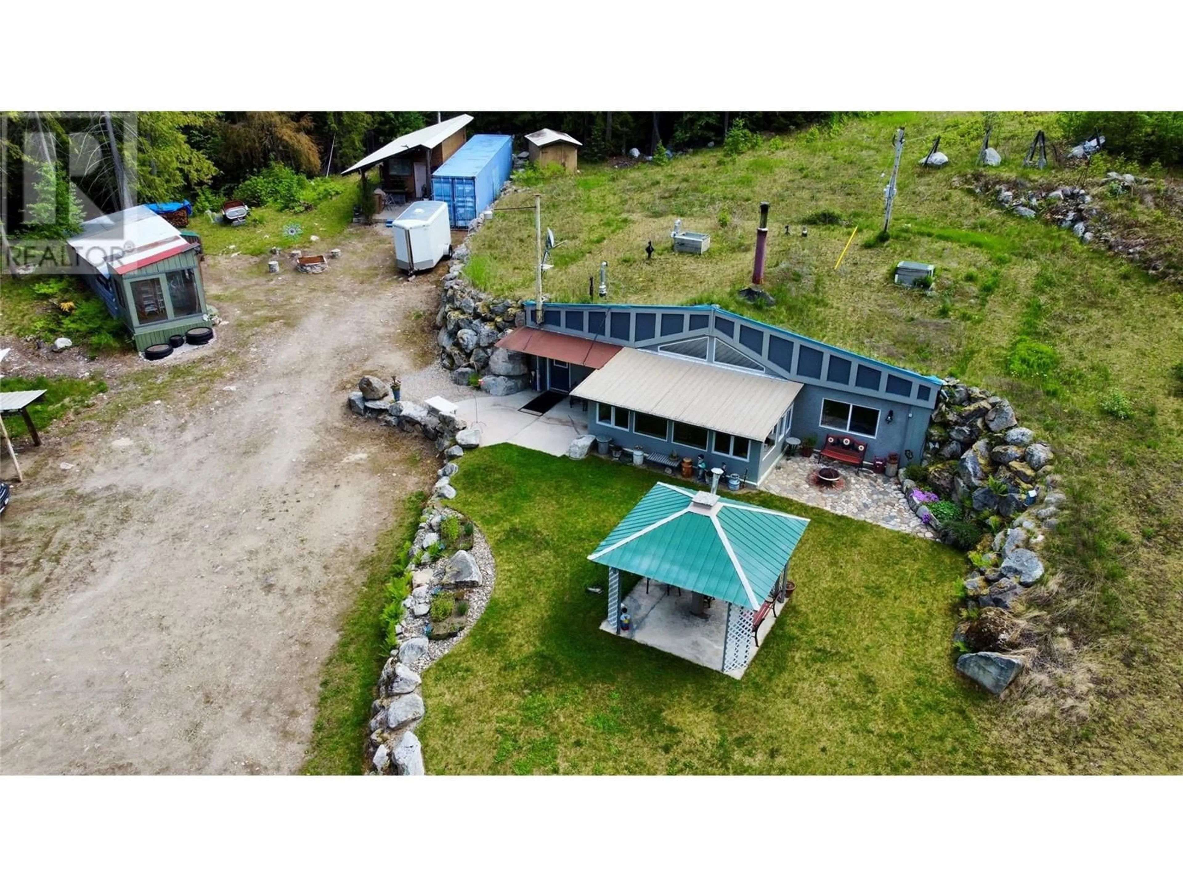 A pic from outside/outdoor area/front of a property/back of a property/a pic from drone, building for 7705 OMEN ROAD, Fauquier British Columbia V0G1K0