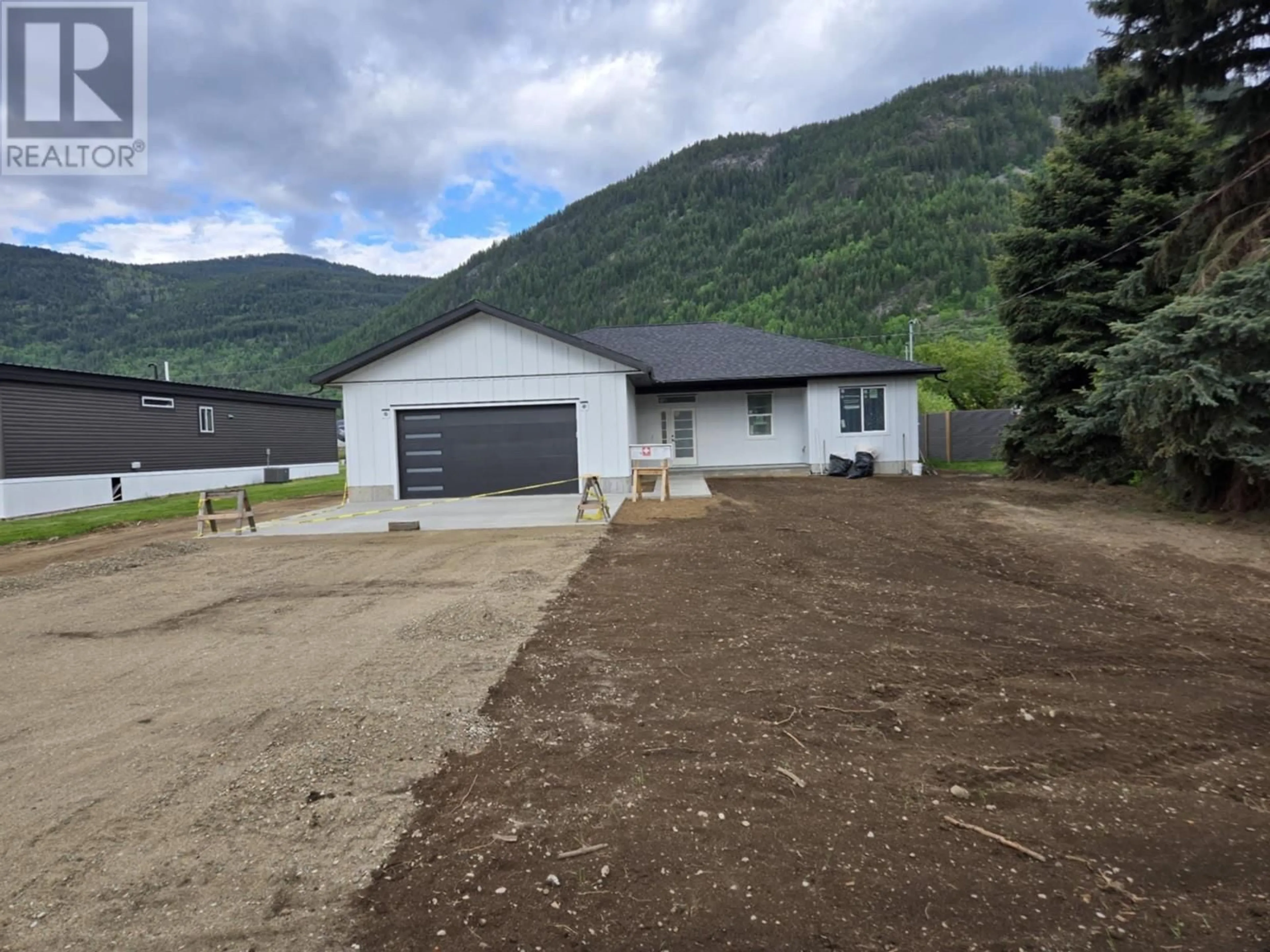 A pic from outside/outdoor area/front of a property/back of a property/a pic from drone, mountain view for 920 WATERLOO CRESCENT, Ootischenia British Columbia V1N4M3