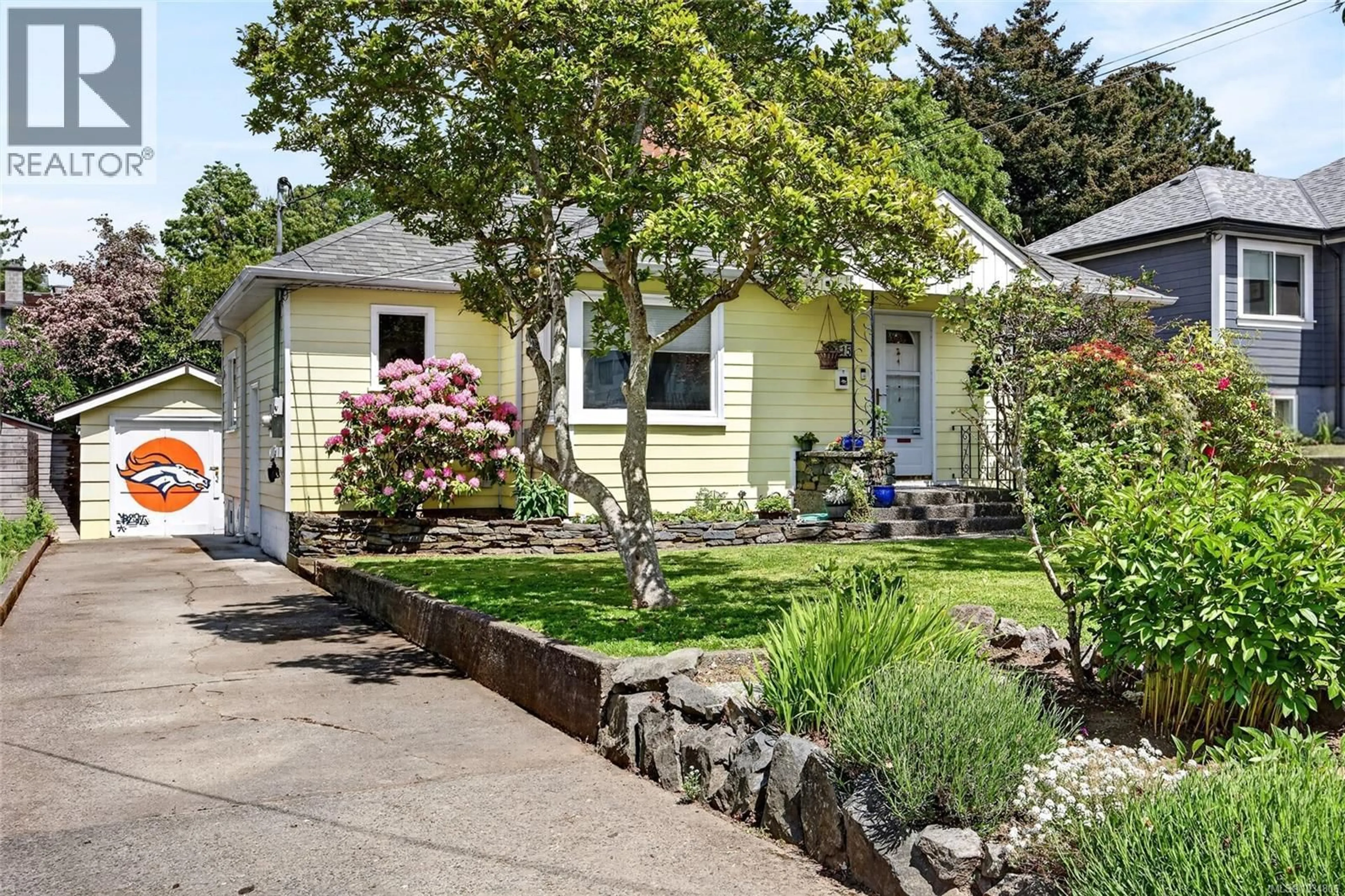 Home with vinyl exterior material, street for 415 DUNDAS STREET, Victoria British Columbia V9A3K1