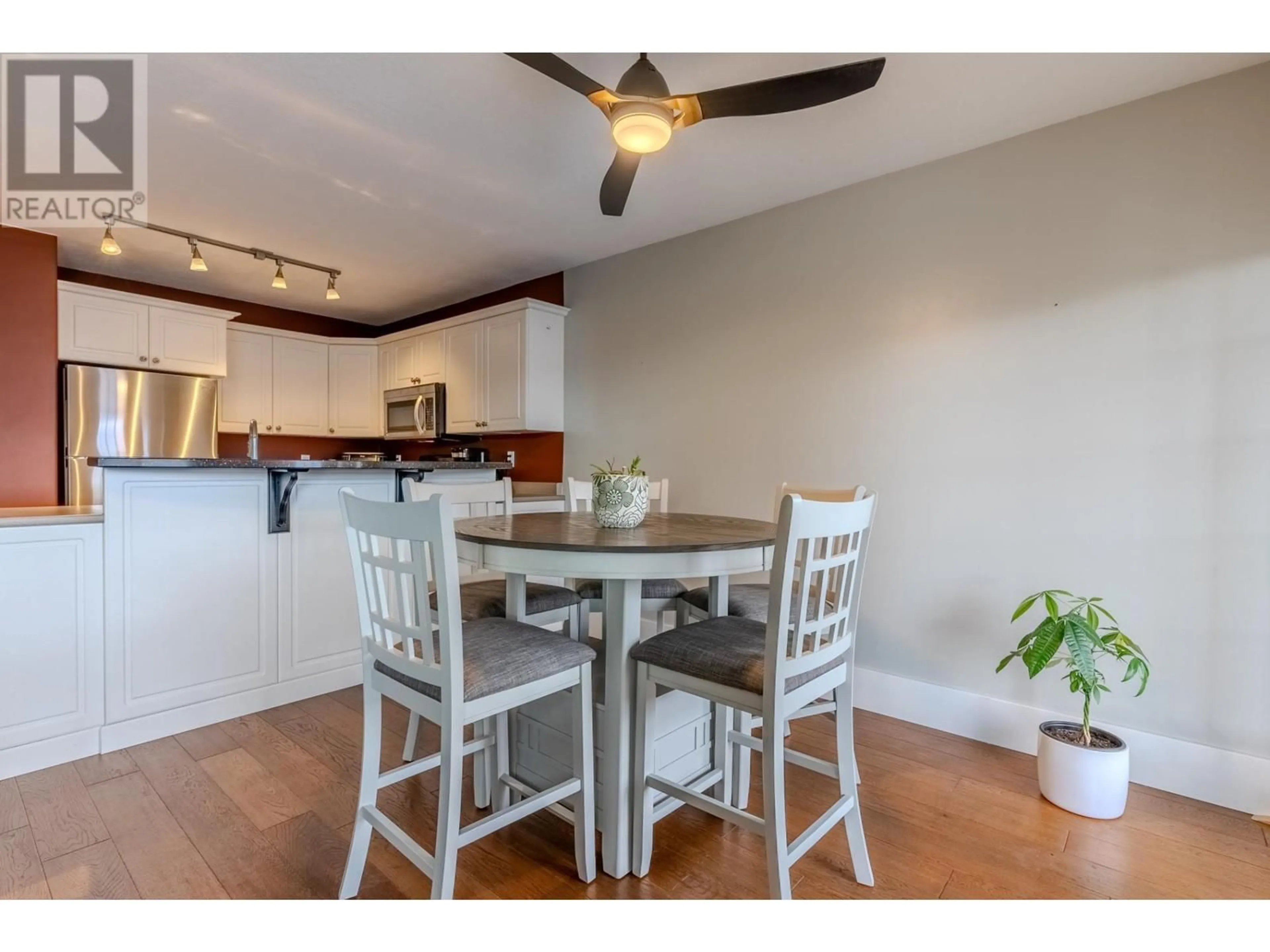 Open concept kitchen, wood/laminate floor for 406 - 875 SAHALI TERRACE, Kamloops British Columbia V2C6W8