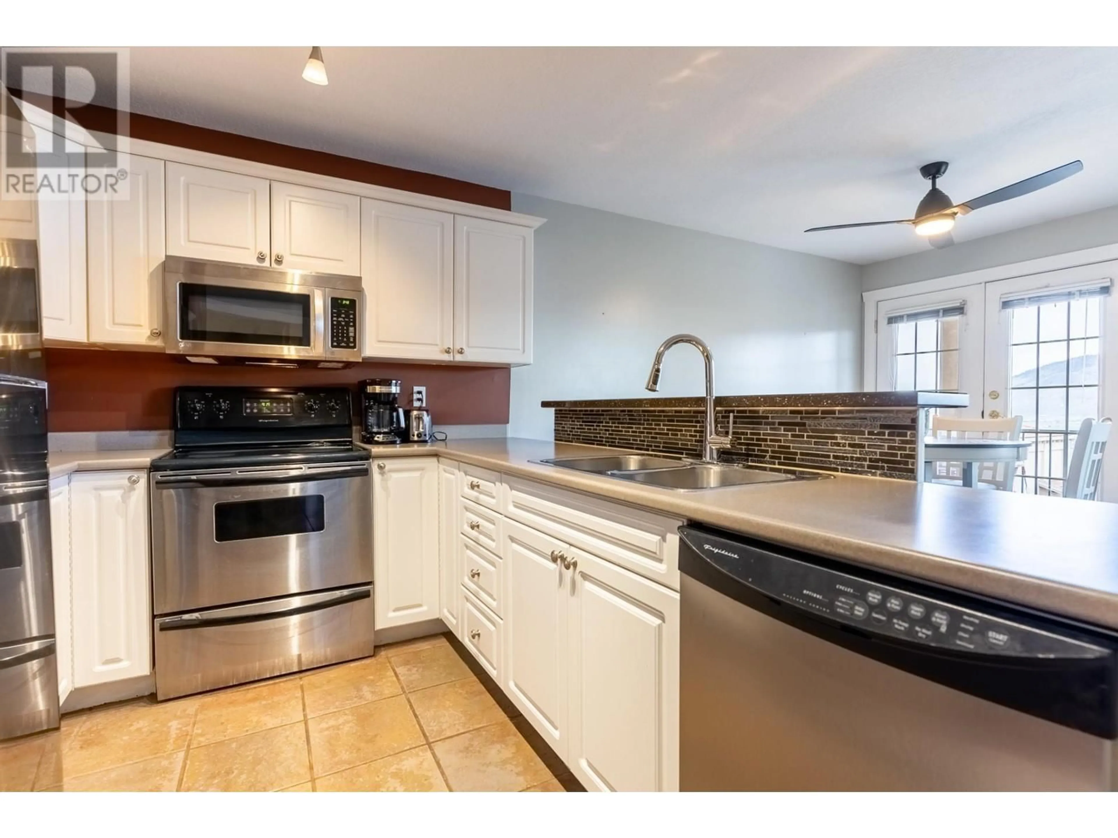 Open concept kitchen, ceramic/tile floor for 406 - 875 SAHALI TERRACE, Kamloops British Columbia V2C6W8