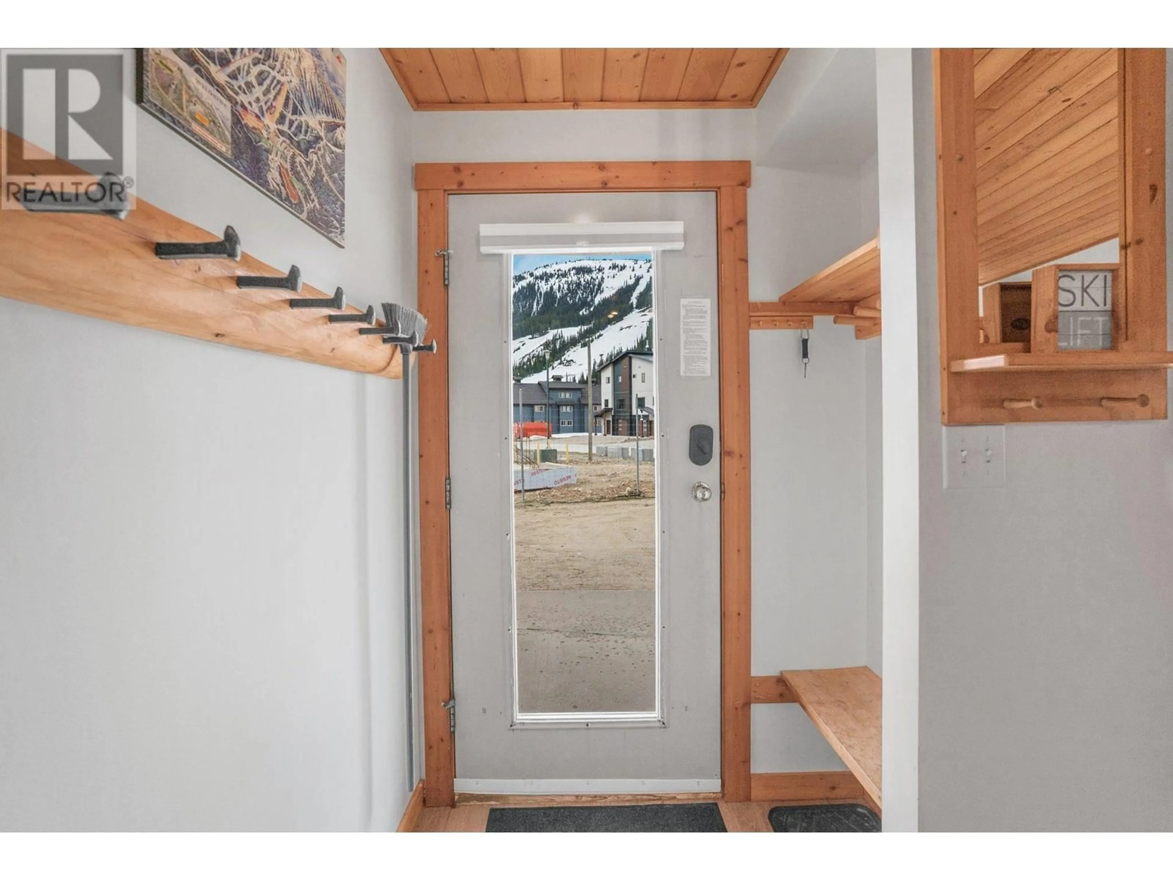 Indoor entryway for 104 - 161 CLEARVIEW CRESCENT, Penticton British Columbia V0H0E2