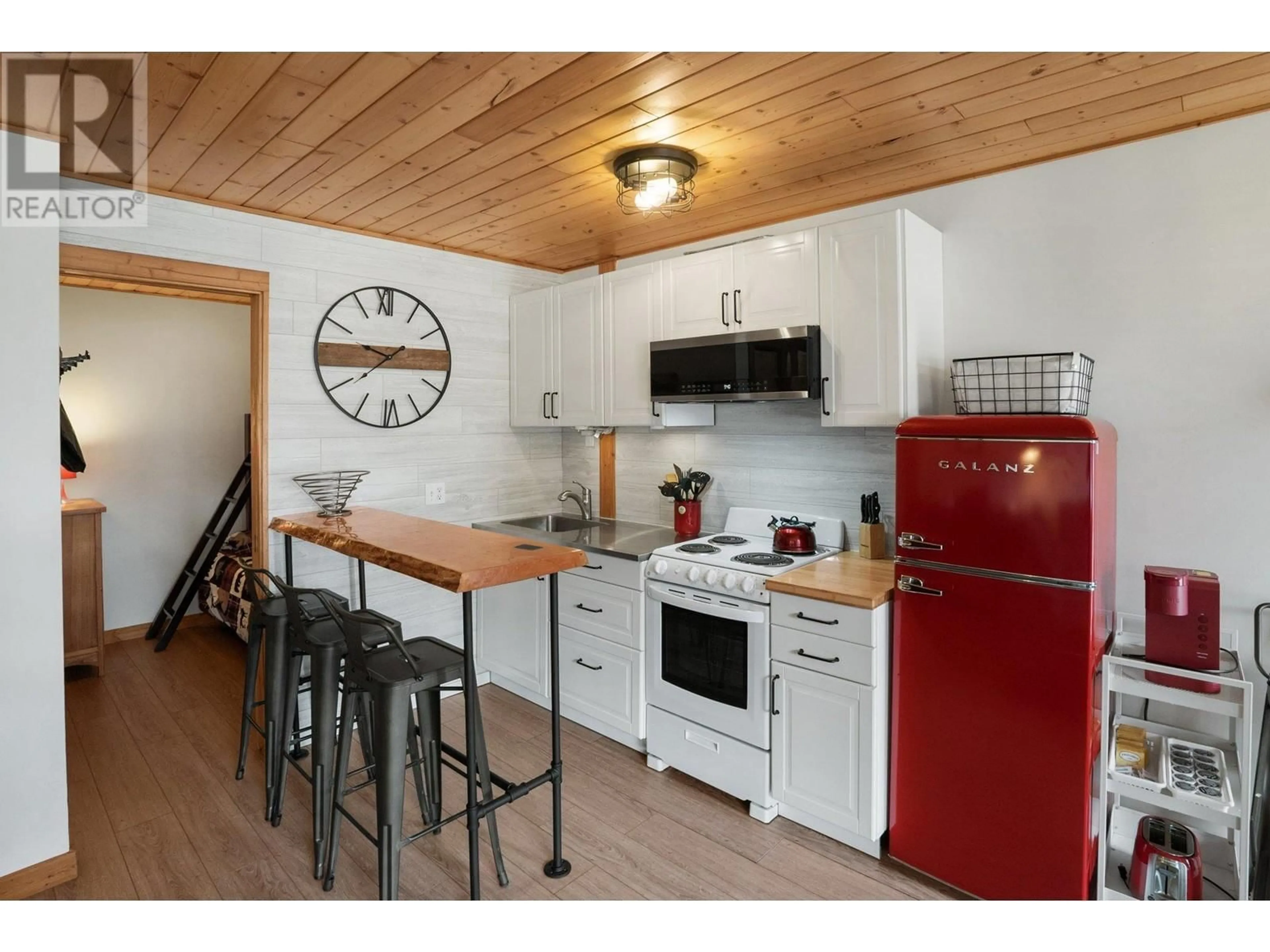 Standard kitchen, wood/laminate floor for 104 - 161 CLEARVIEW CRESCENT, Penticton British Columbia V0H0E2