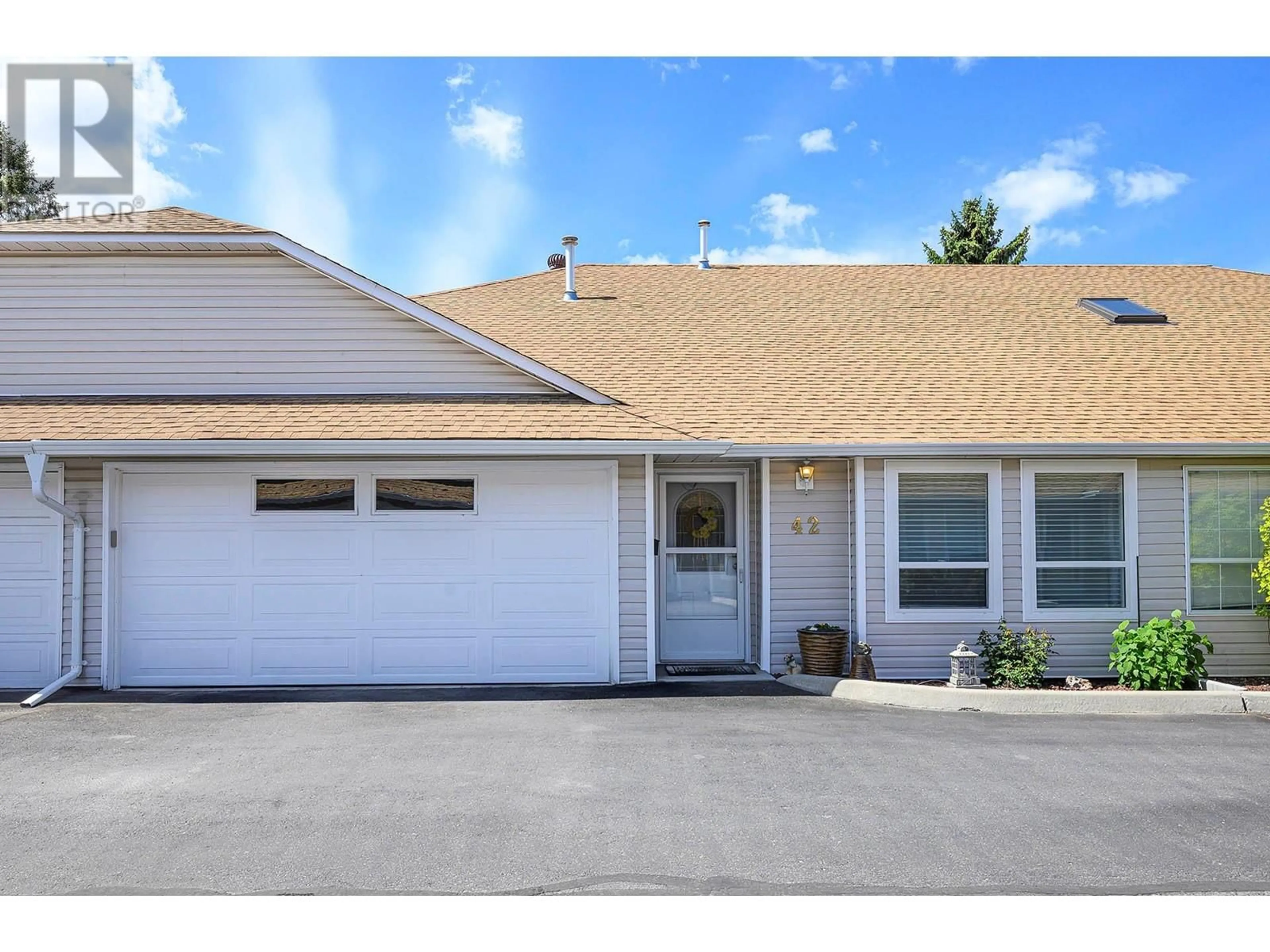 Home with vinyl exterior material, street for 42 - 1195 14TH STREET, Kamloops British Columbia V2B8L1
