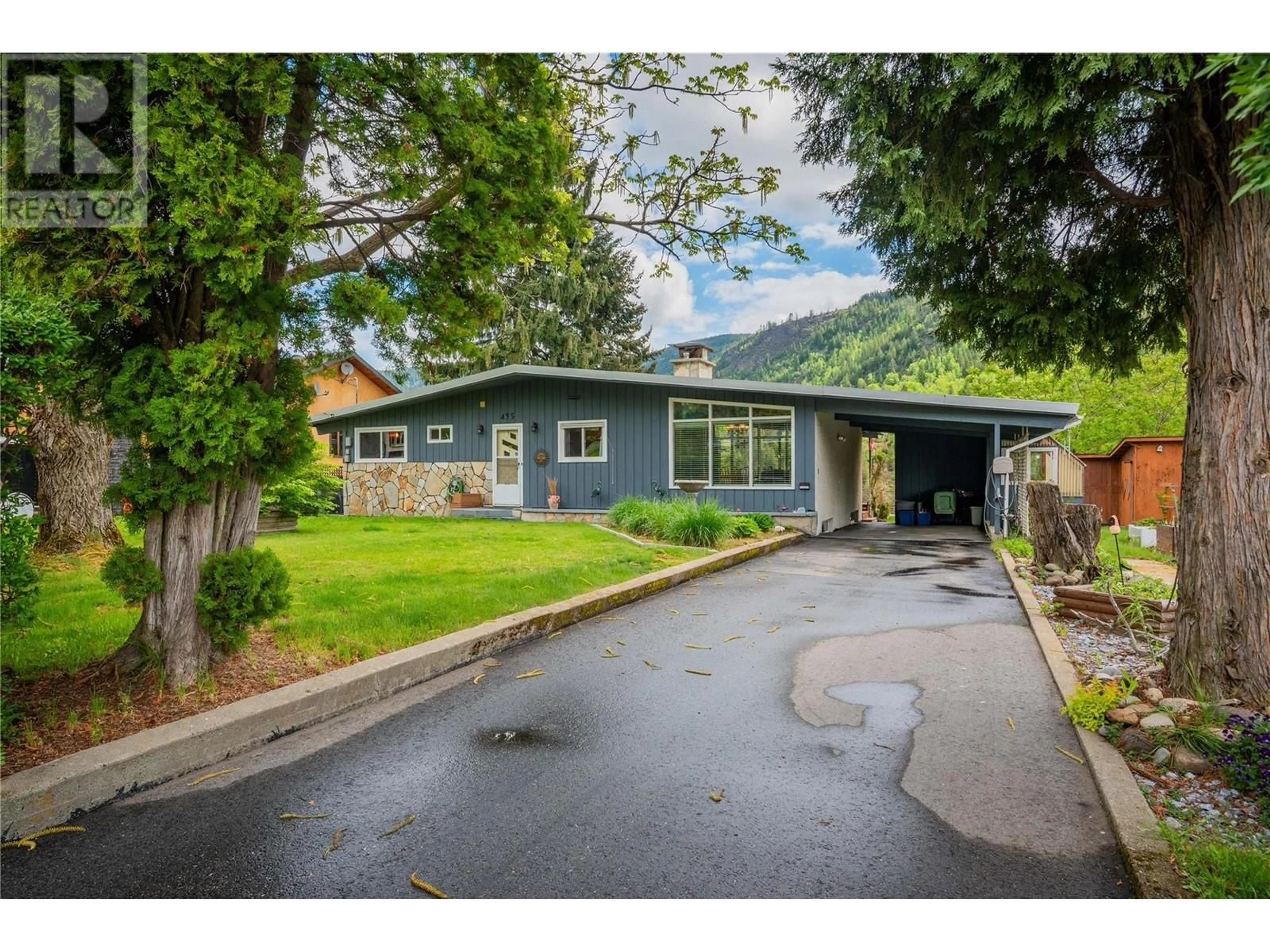 A pic from outside/outdoor area/front of a property/back of a property/a pic from drone, mountain view for 435 104TH STREET, Castlegar British Columbia V1N3G6