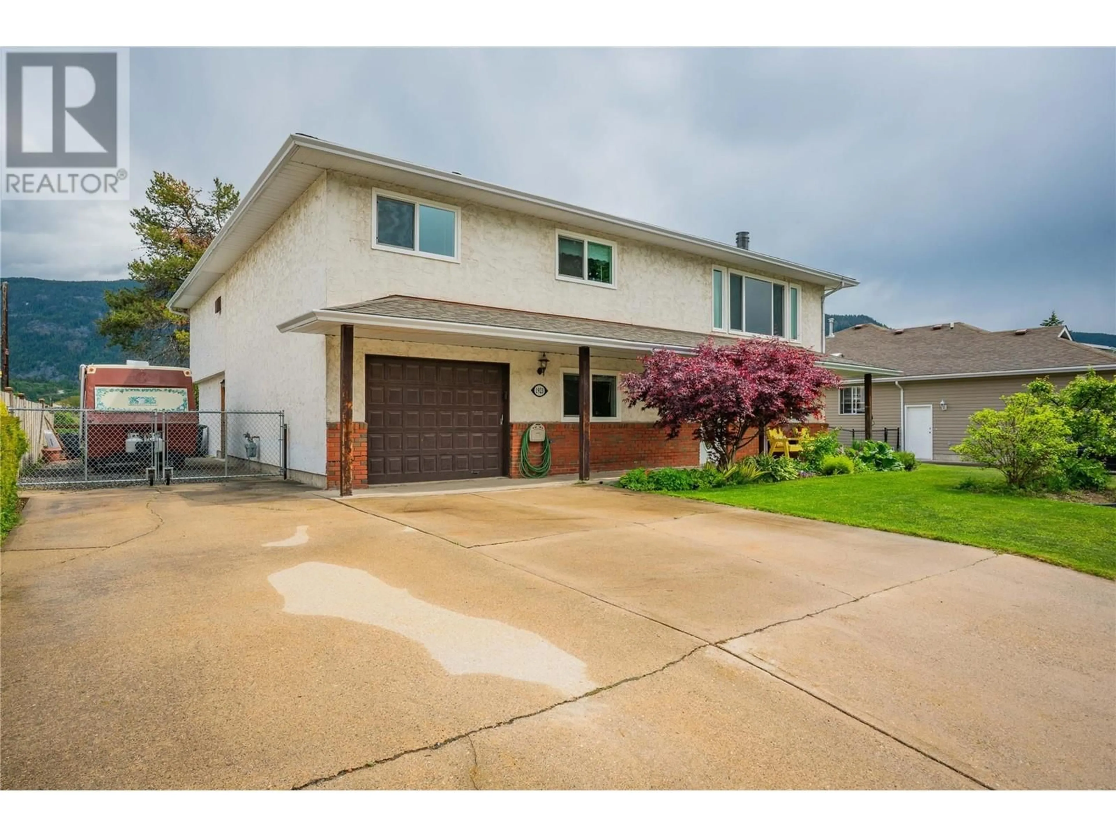 Home with vinyl exterior material, street for 1923 RIVERSIDE CRESCENT, Castlegar British Columbia V1N3W5
