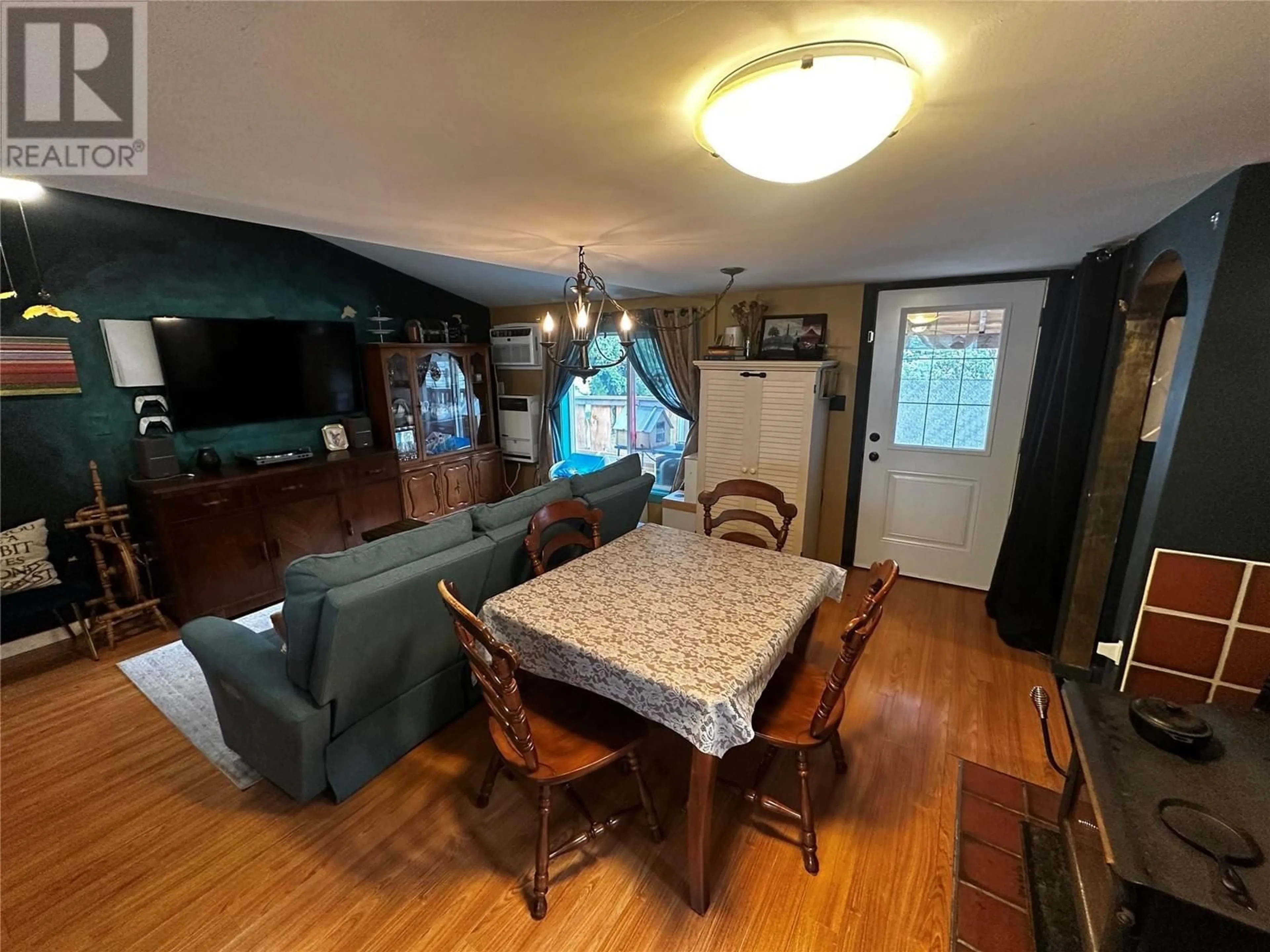 Dining room, wood/laminate floor for 956 RICHTER AVENUE, Hedley British Columbia V0X1K0