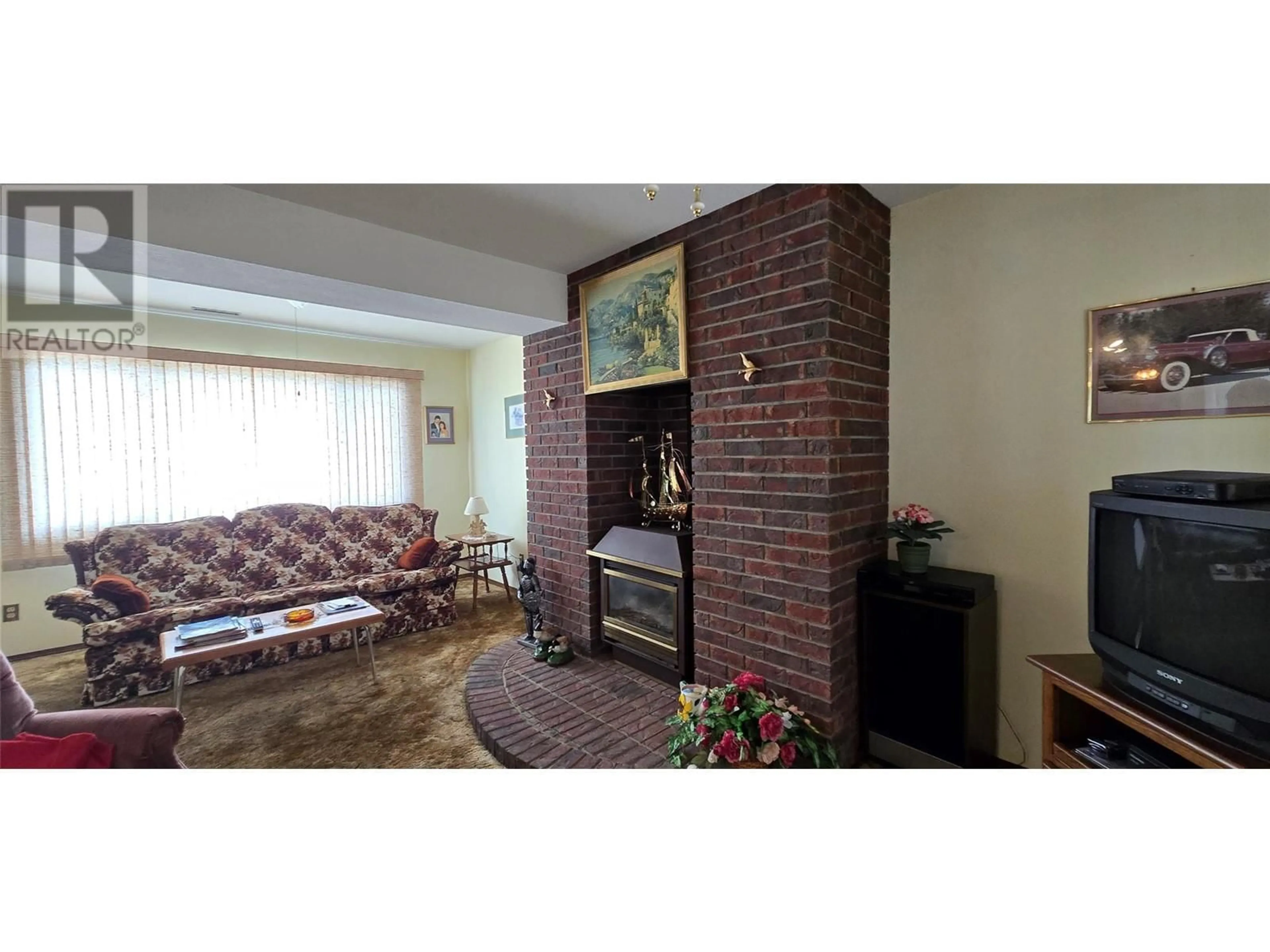 Living room with furniture, unknown for 26 BAYVIEW CRESCENT, Osoyoos British Columbia V0H1v6