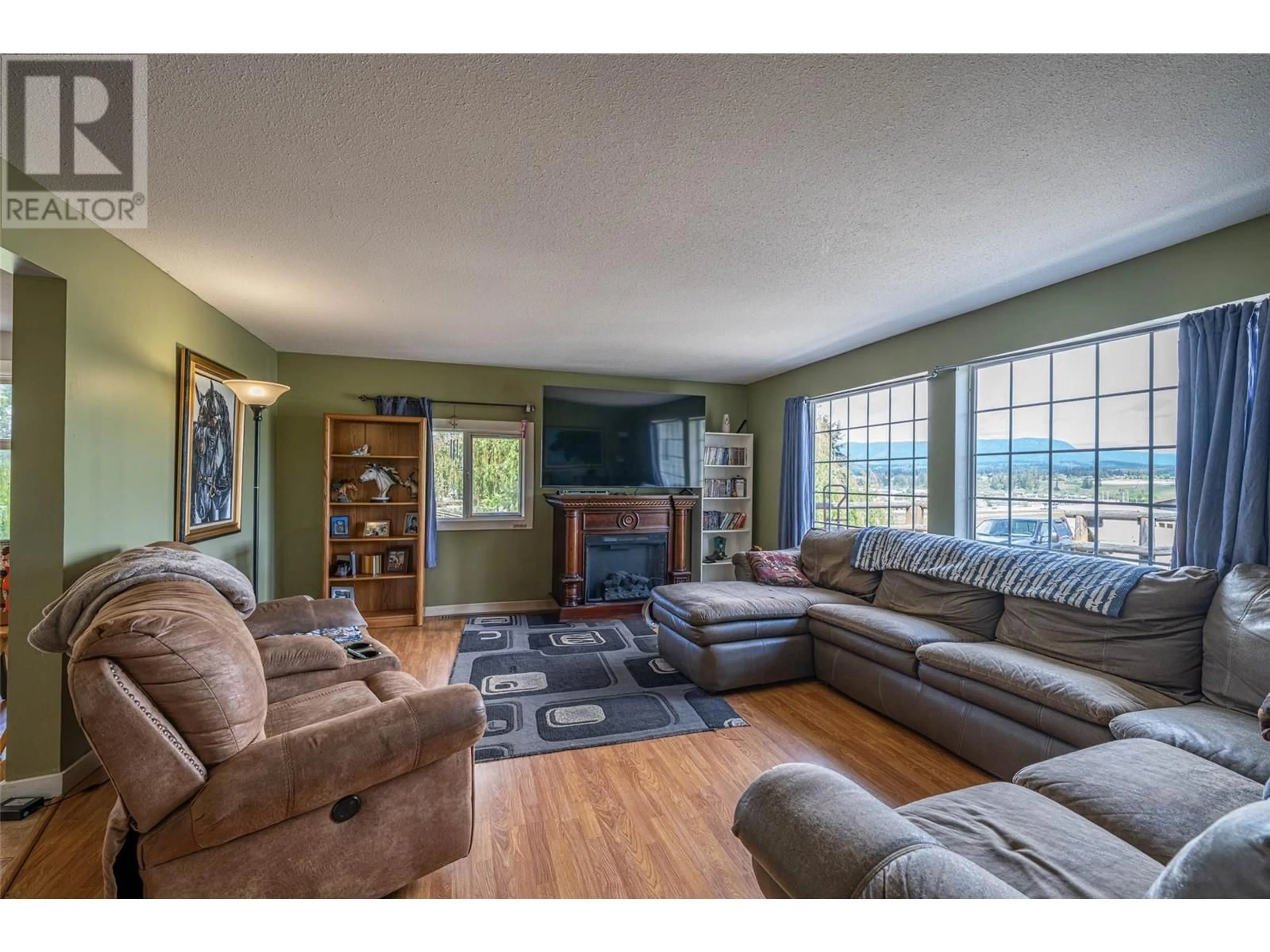 Living room with furniture, unknown for 1956 ROSEDALE E AVENUE, Armstrong British Columbia V4Y0P1