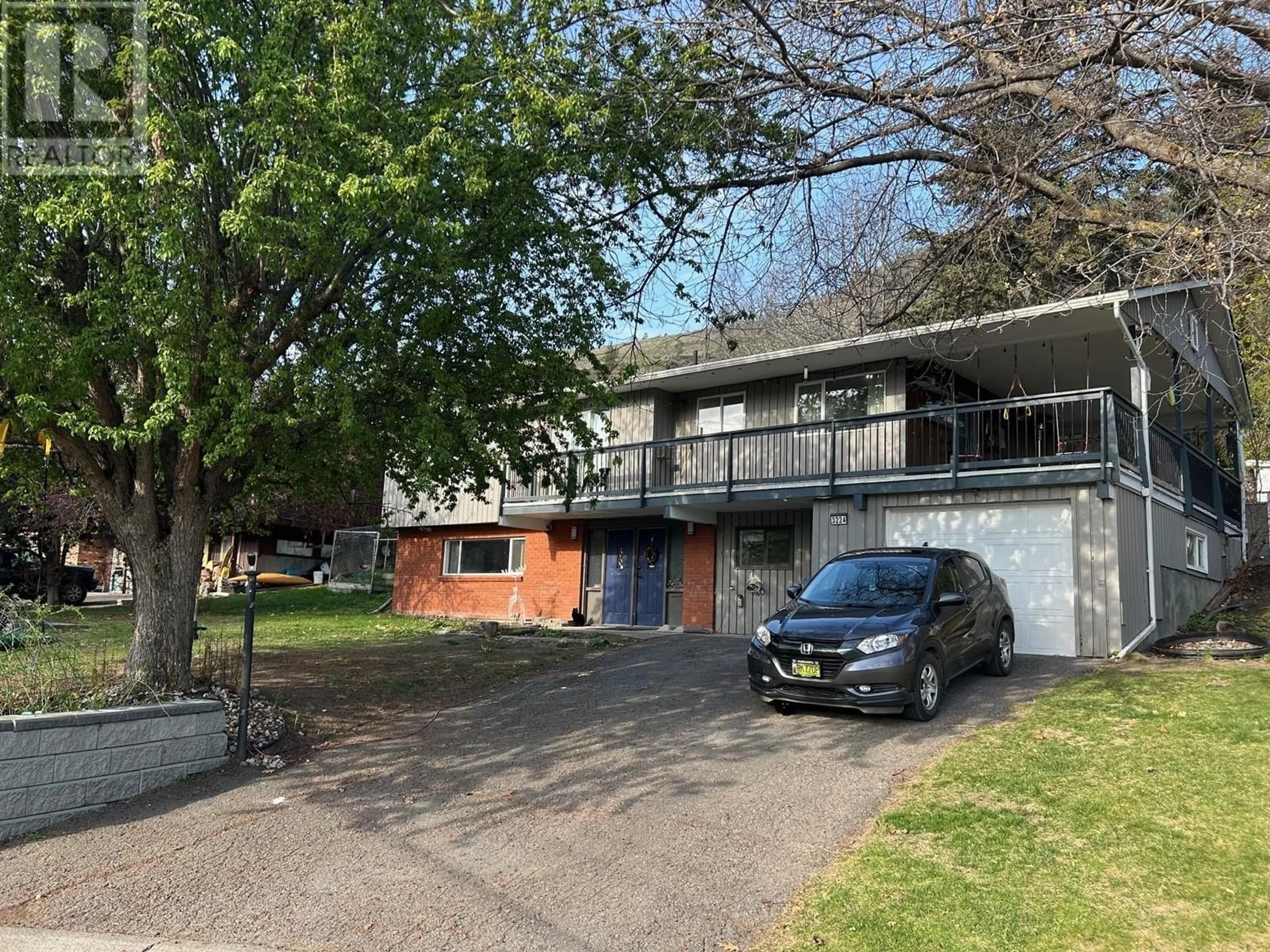 A pic from outside/outdoor area/front of a property/back of a property/a pic from drone, street for 3224 ARCHIBALD PLACE, Kamloops British Columbia V2B8B2