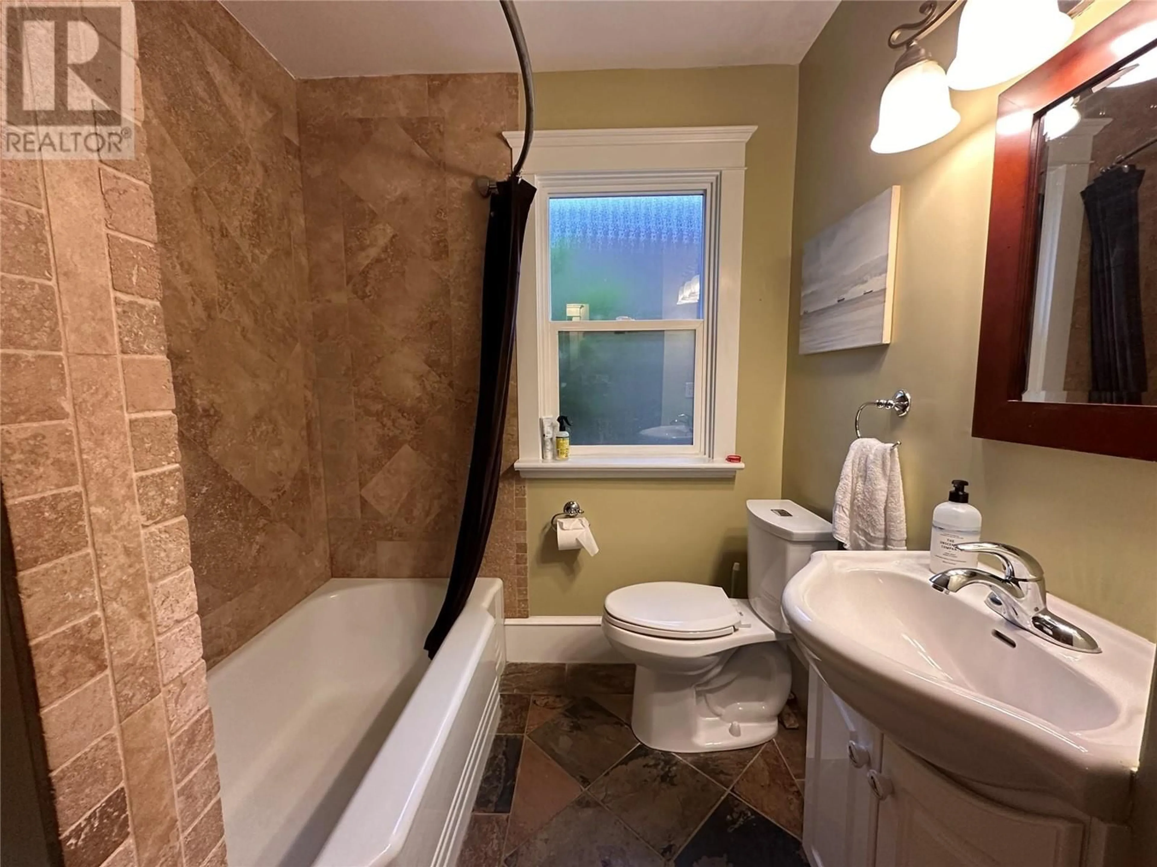 Standard bathroom, ceramic/tile floor for 214 11TH AVENUE, Castlegar British Columbia V1N1J2