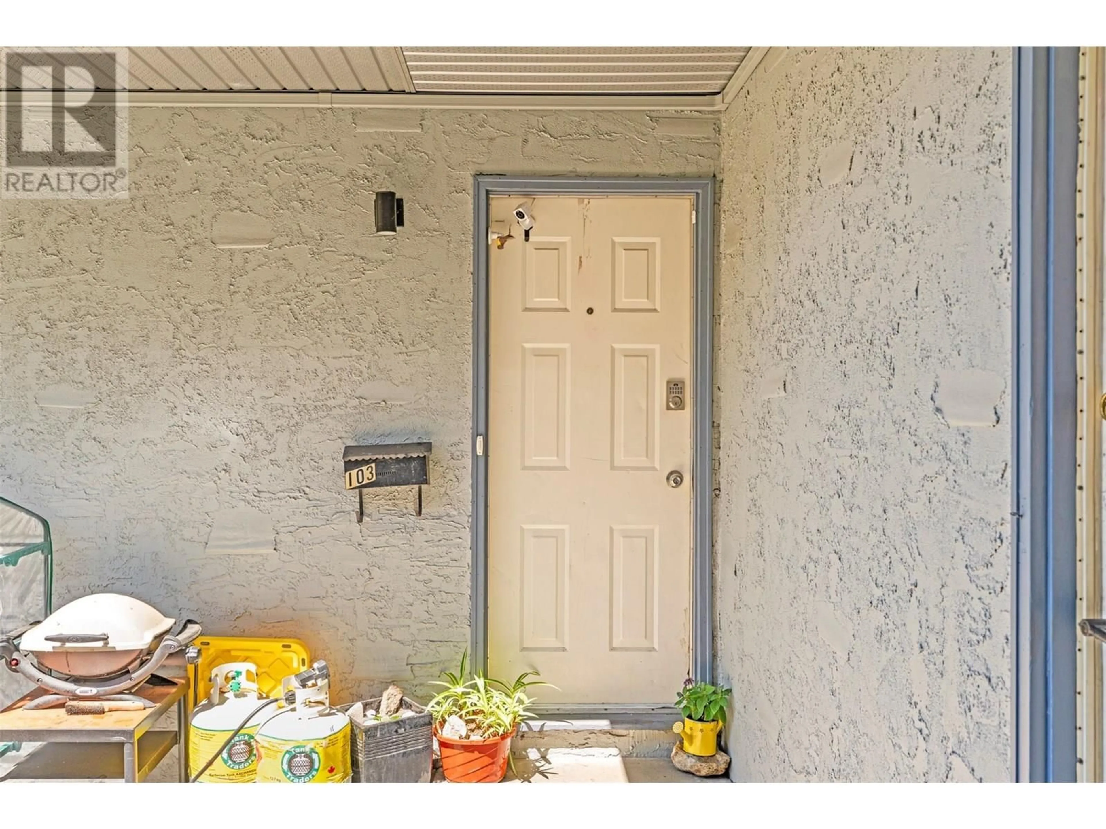 Indoor entryway for 103 - 4101 ALEXIS PARK DRIVE, Vernon British Columbia V1T6H2