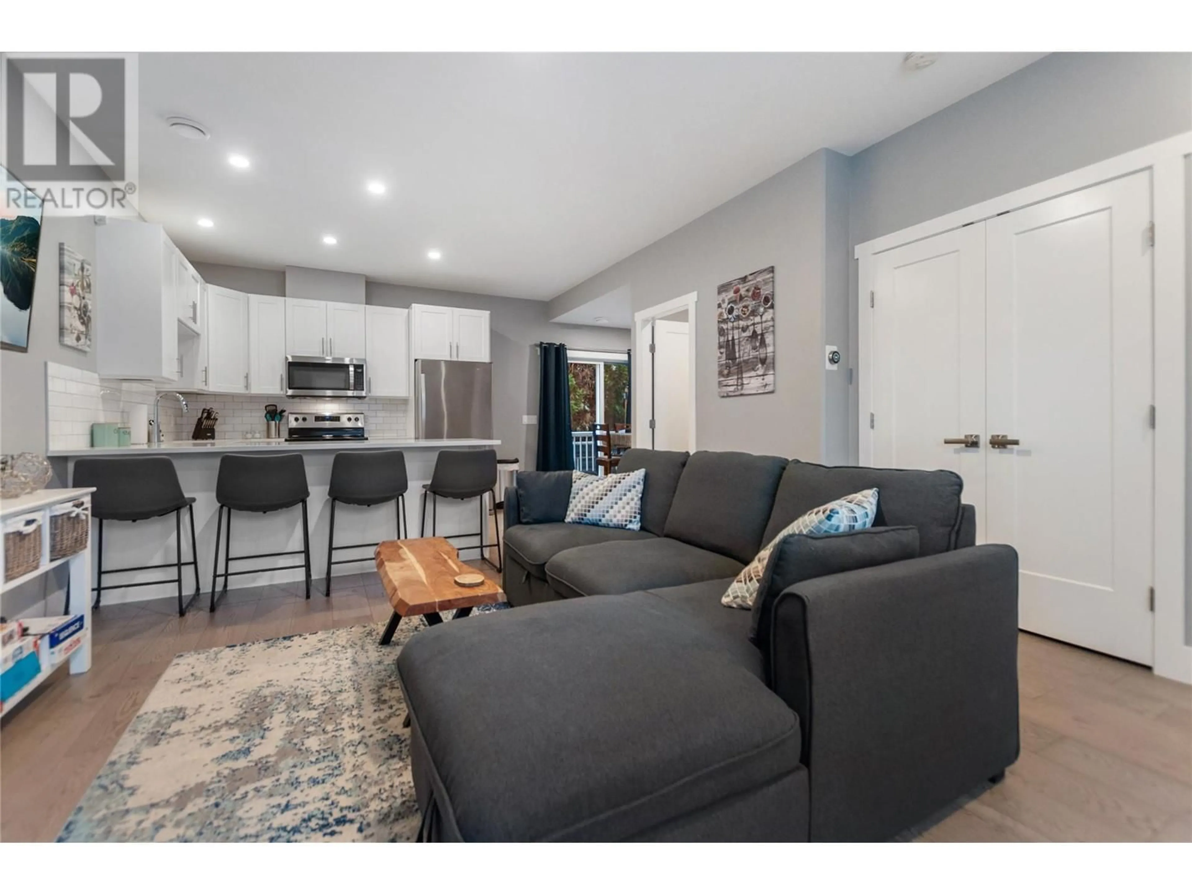 Living room with furniture, unknown for 102 - 1087 DYNES AVENUE, Penticton British Columbia V2A1E9