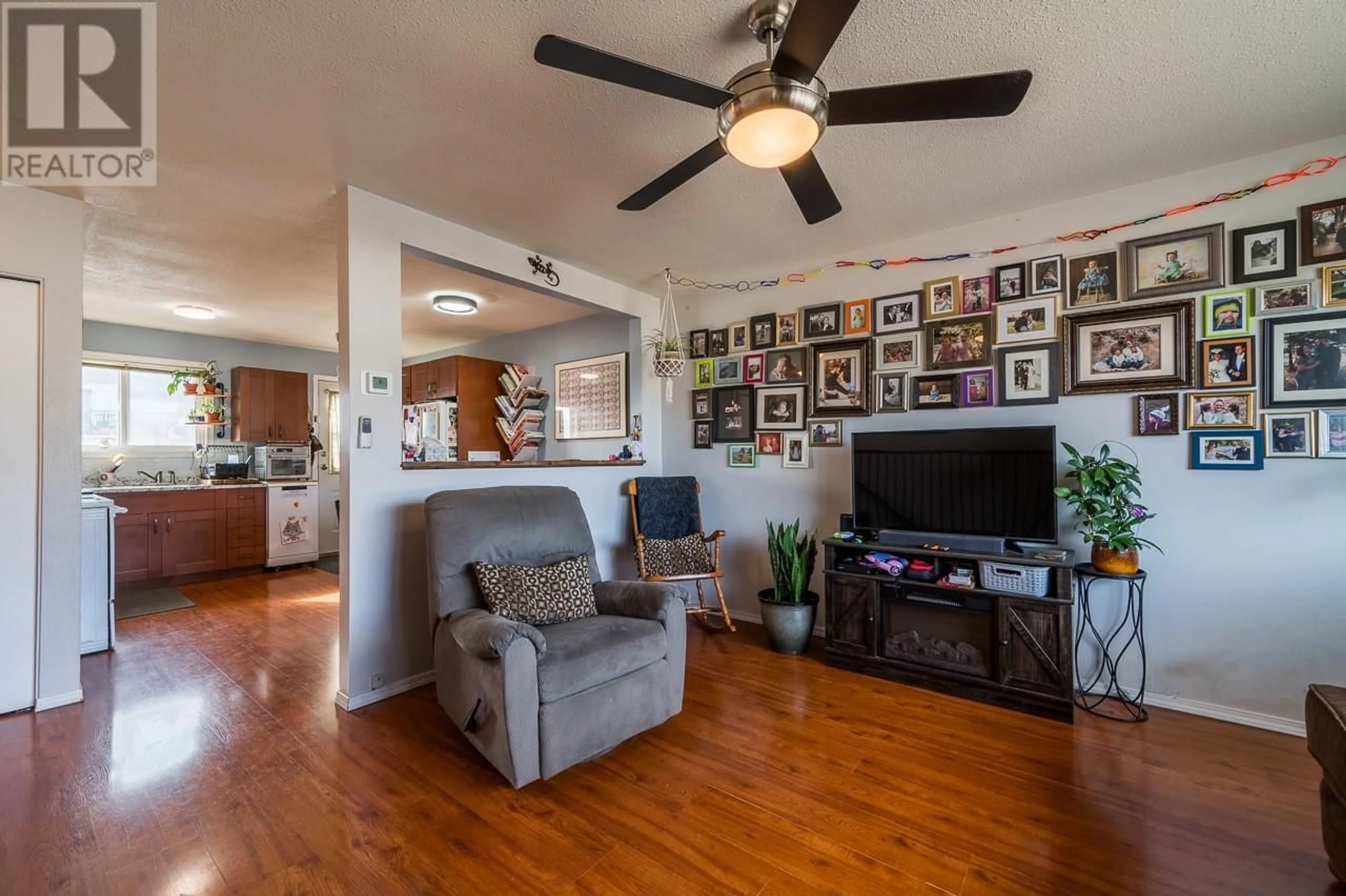 Living room with furniture, wood/laminate floor for 2 - 800 VALHALLA DRIVE, Kamloops British Columbia V2B1R8