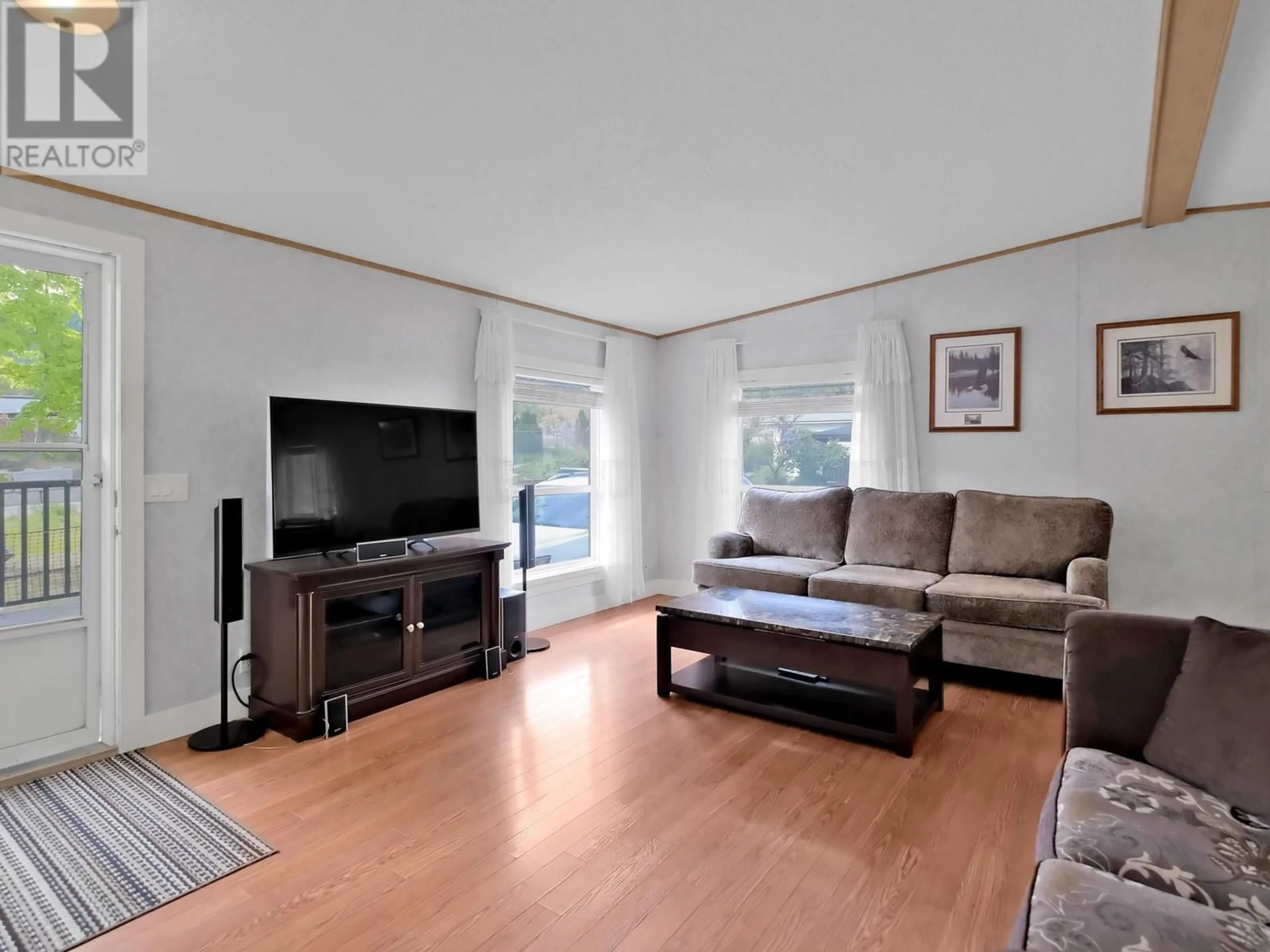 Living room with furniture, wood/laminate floor for 32 - 5371 PRINCETON AVENUE, Peachland British Columbia V0H1X8