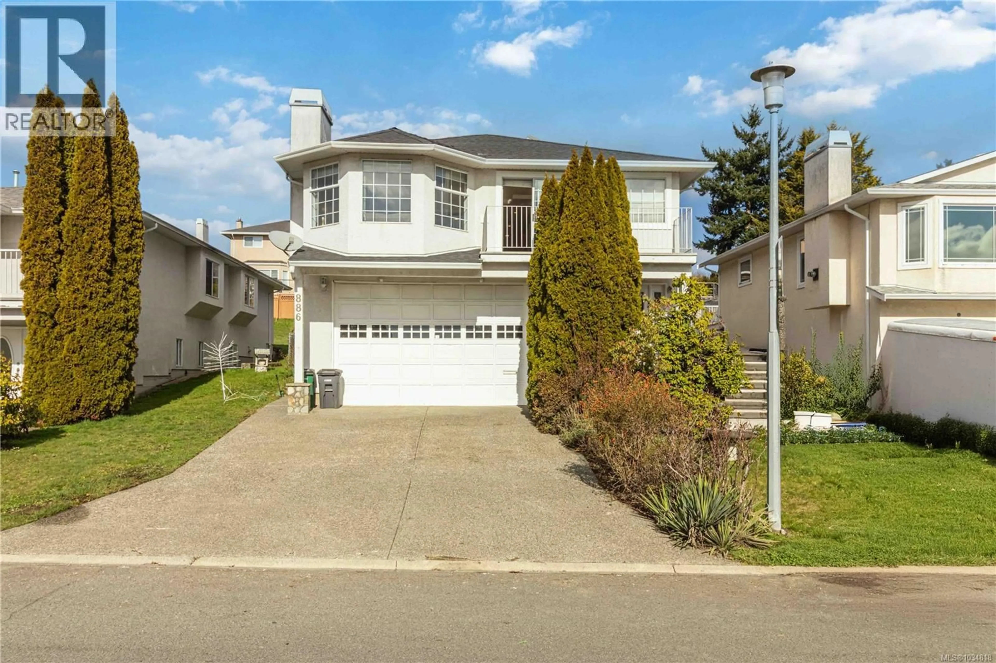 Home with vinyl exterior material, street for 886 LODI AVENUE, Saanich British Columbia V8Z6R2