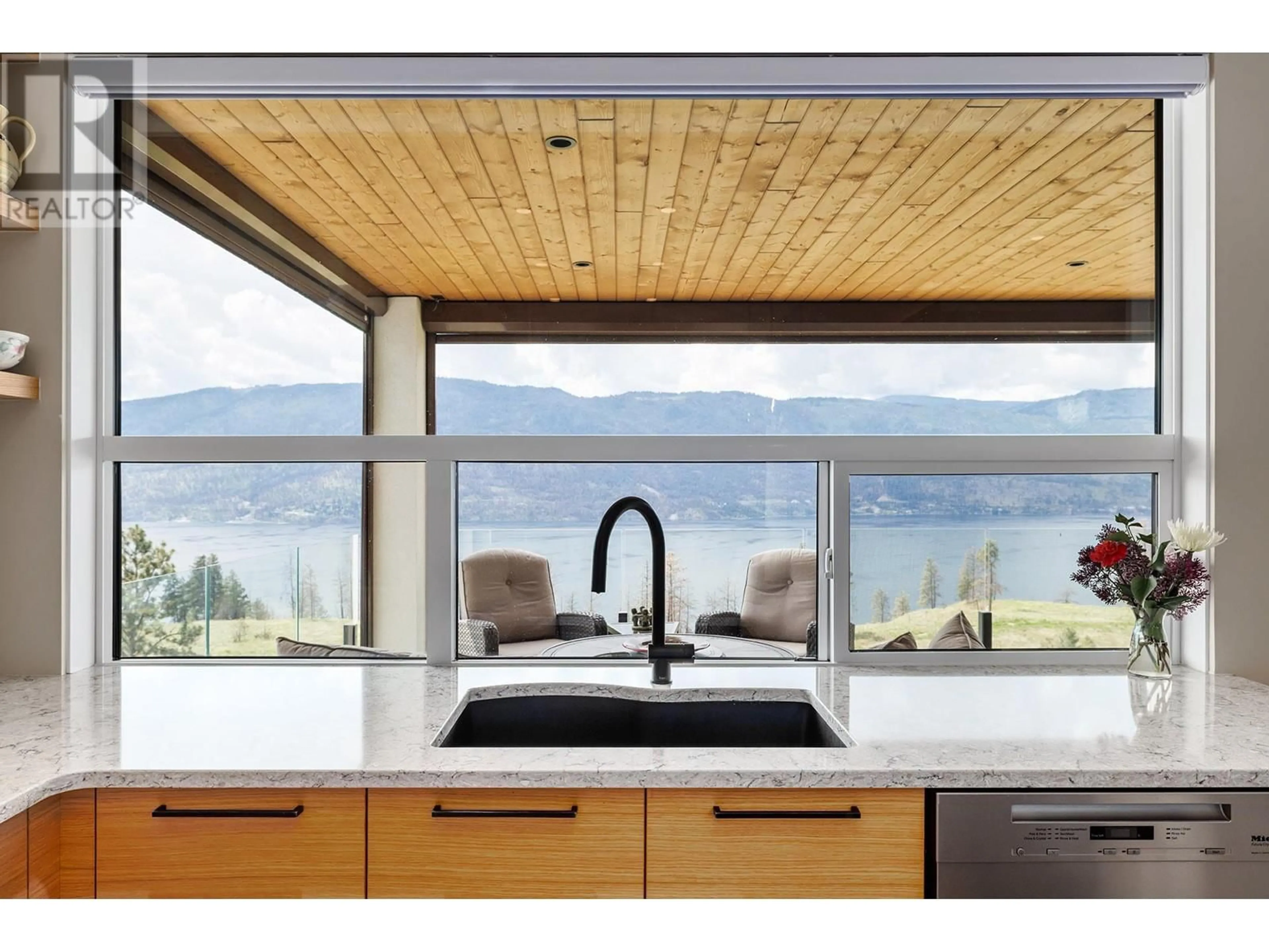 Contemporary kitchen, unknown for 9814 BEACON HILL CRESCENT, Lake Country British Columbia V4V0A9