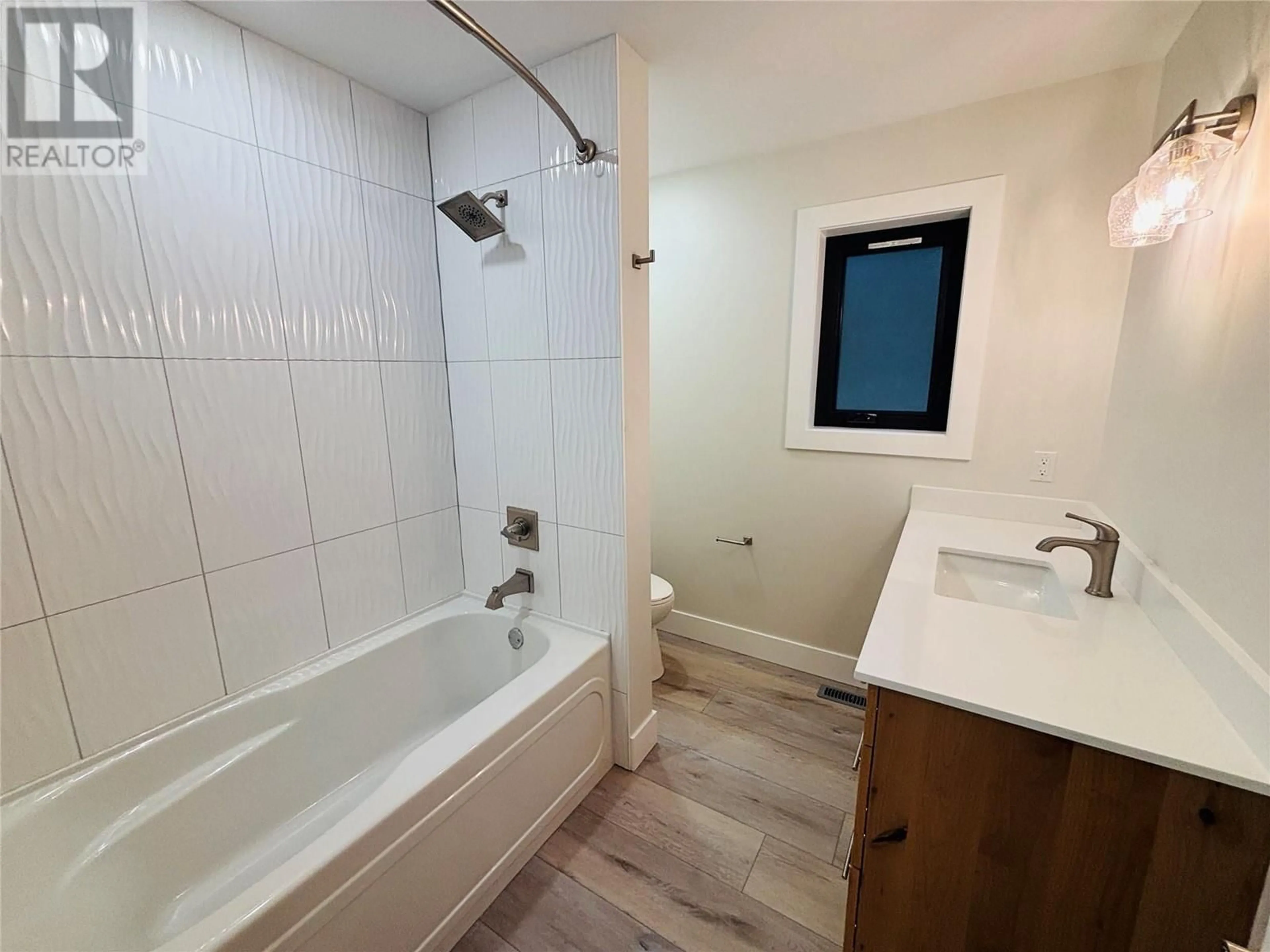 Standard bathroom, ceramic/tile floor for 4 - 1938 FOXWOOD TRAIL, Windermere British Columbia V0B2L2
