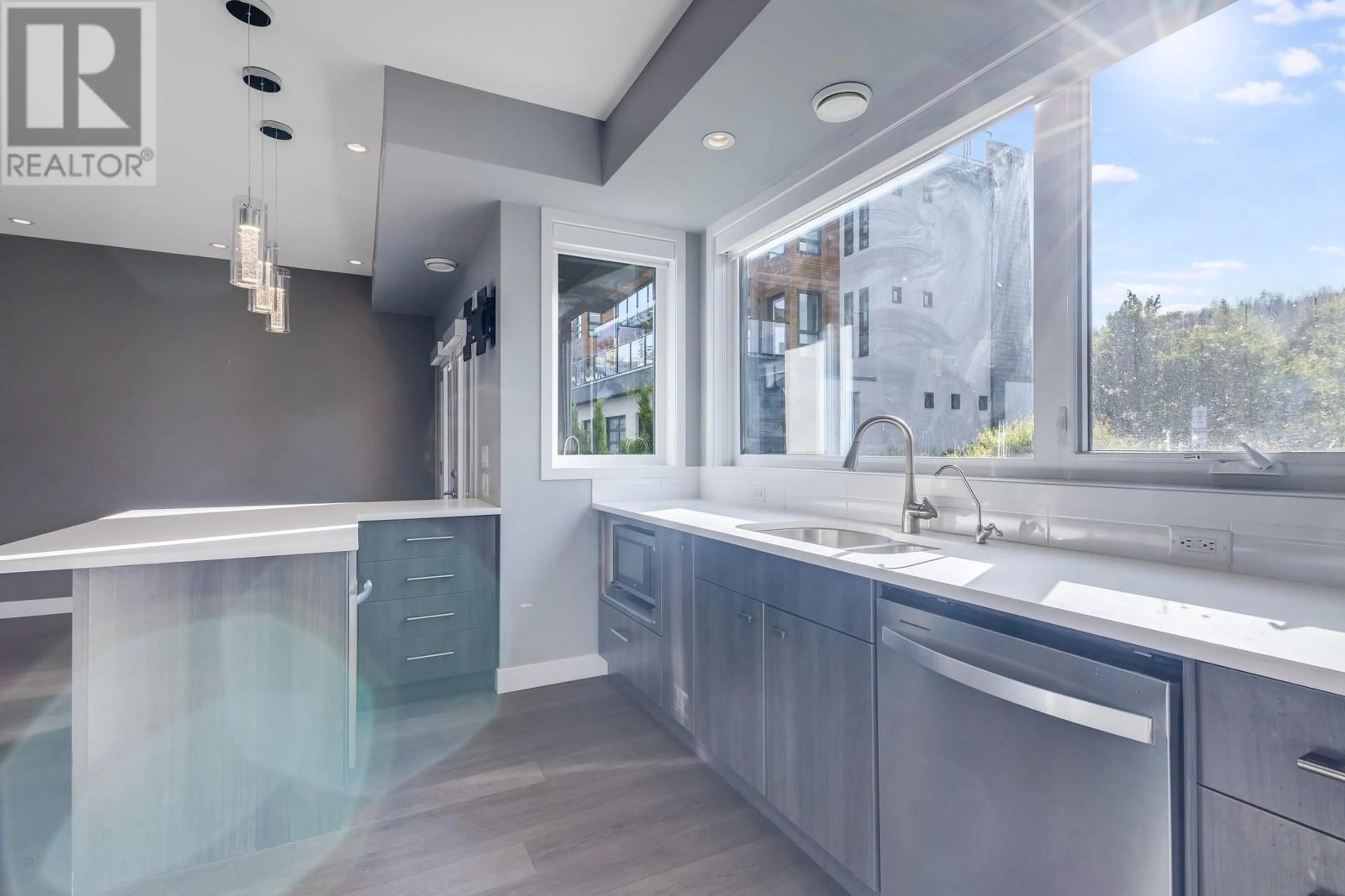 Contemporary bathroom, ceramic/tile floor for 12 - 1818 PEAK POINT COURT, West Kelowna British Columbia V1Z4B4