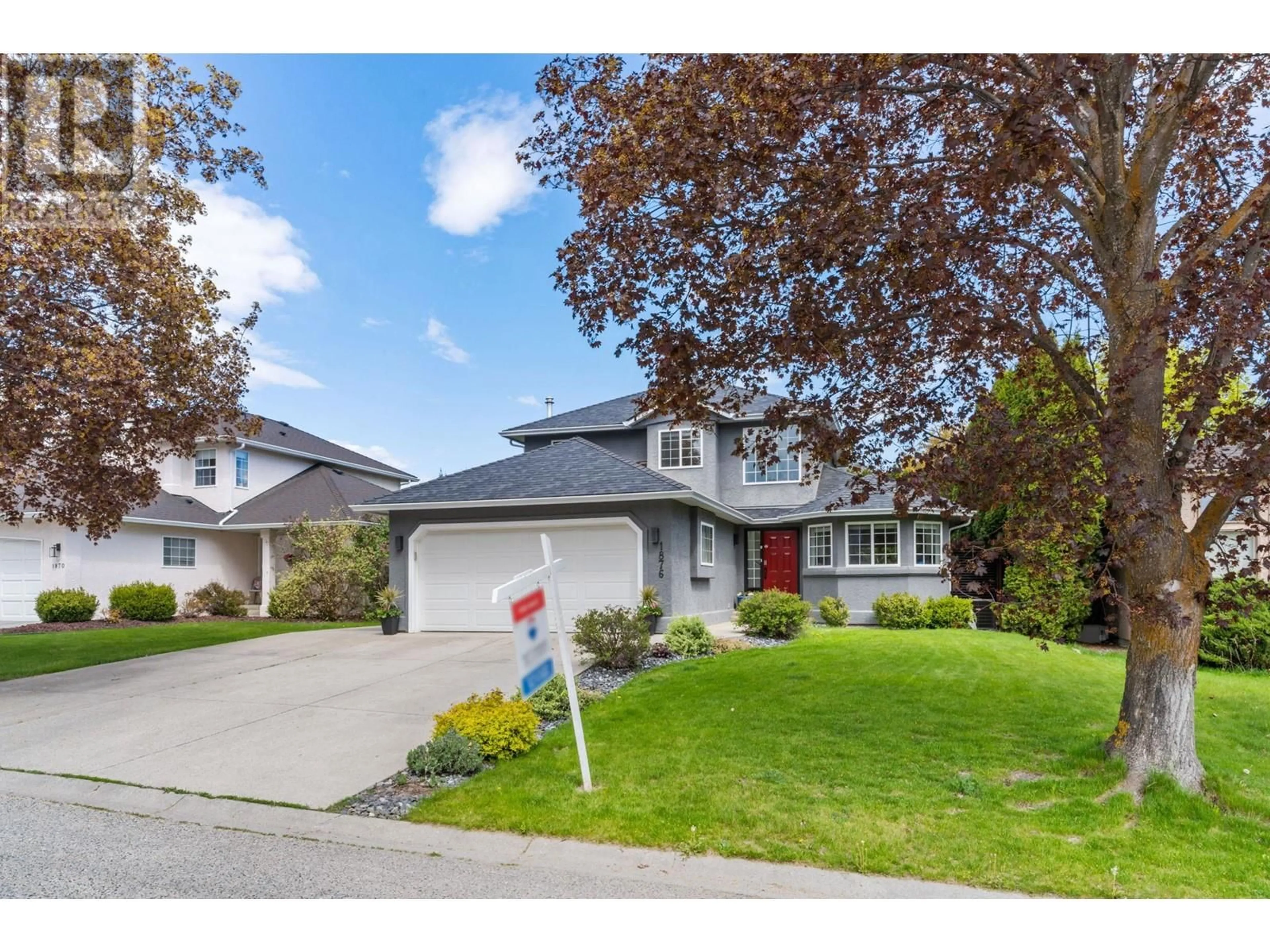 Home with vinyl exterior material, street for 1876 PORTHILL DRIVE, Kelowna British Columbia V1V1R9