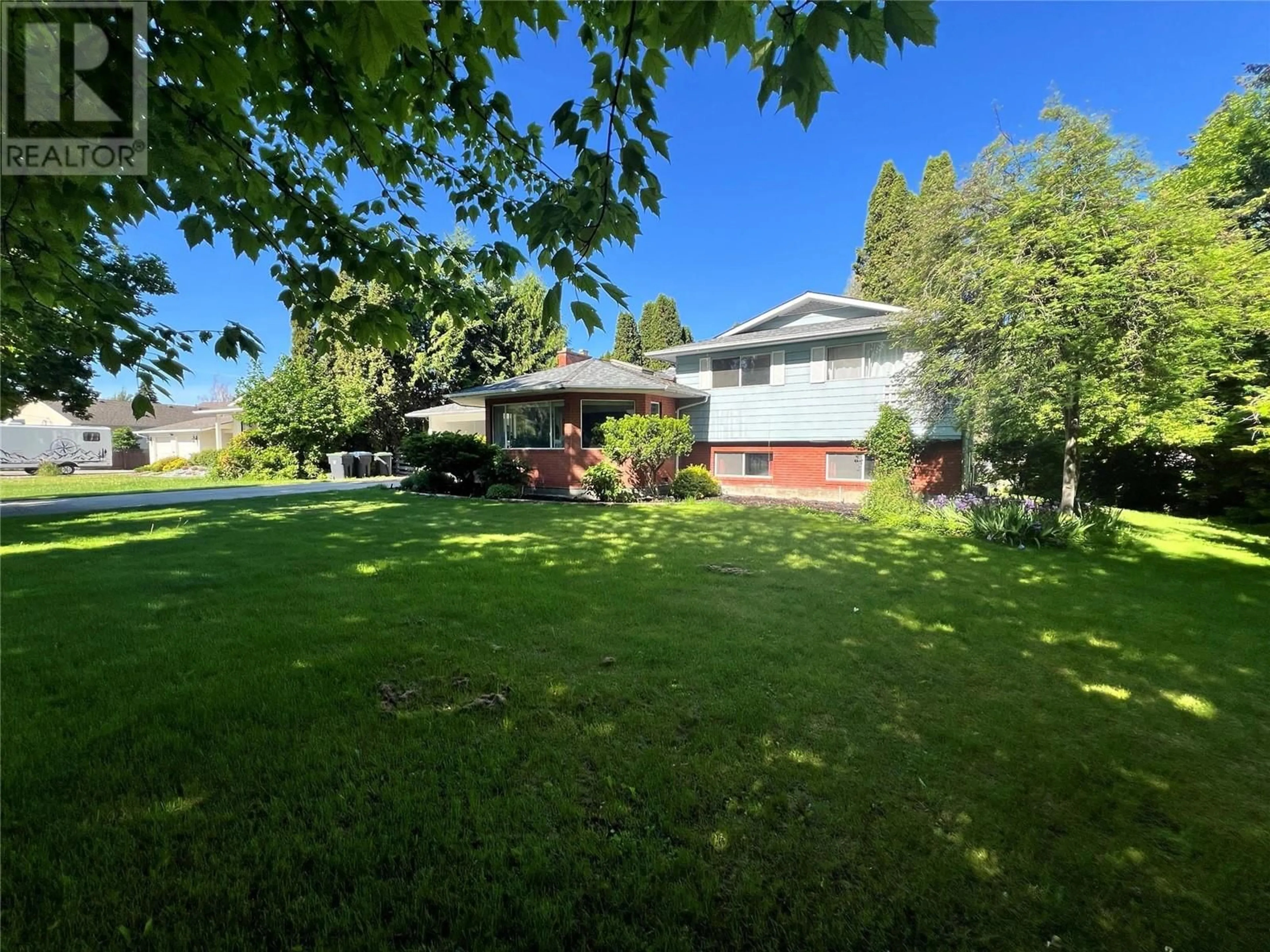 A pic from outside/outdoor area/front of a property/back of a property/a pic from drone, unknown for 3330 JACKSON COURT, Kelowna British Columbia V1W2T6