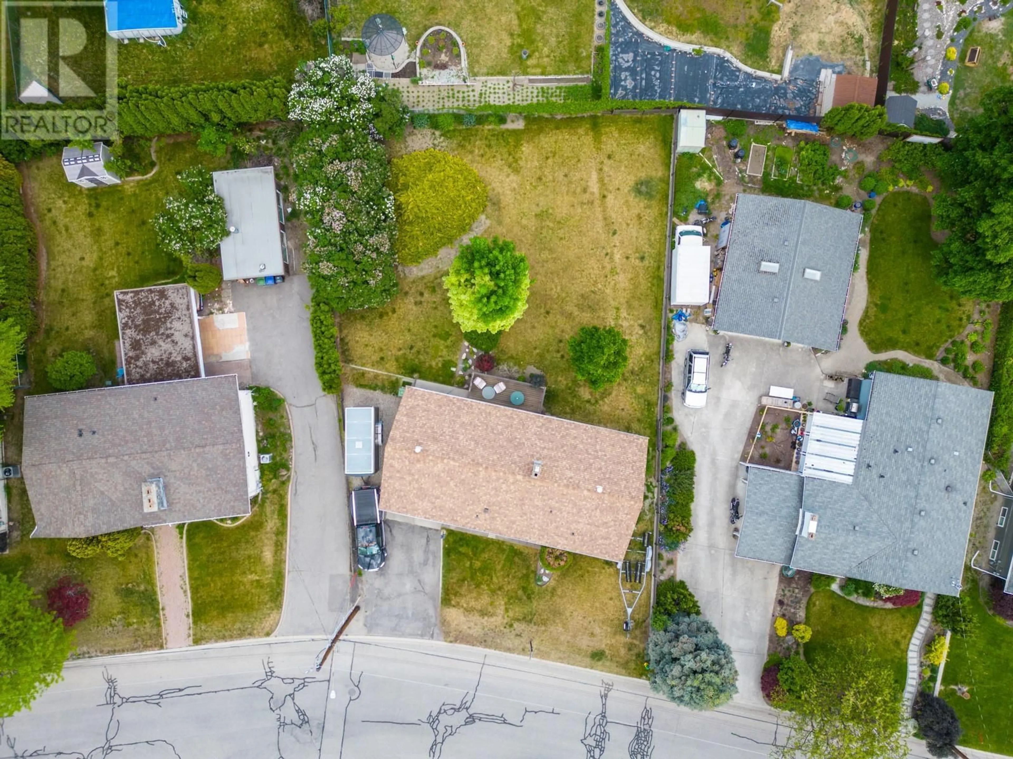 A pic from outside/outdoor area/front of a property/back of a property/a pic from drone, street for 715 GLENBURN STREET, Kelowna British Columbia V1Y4G4