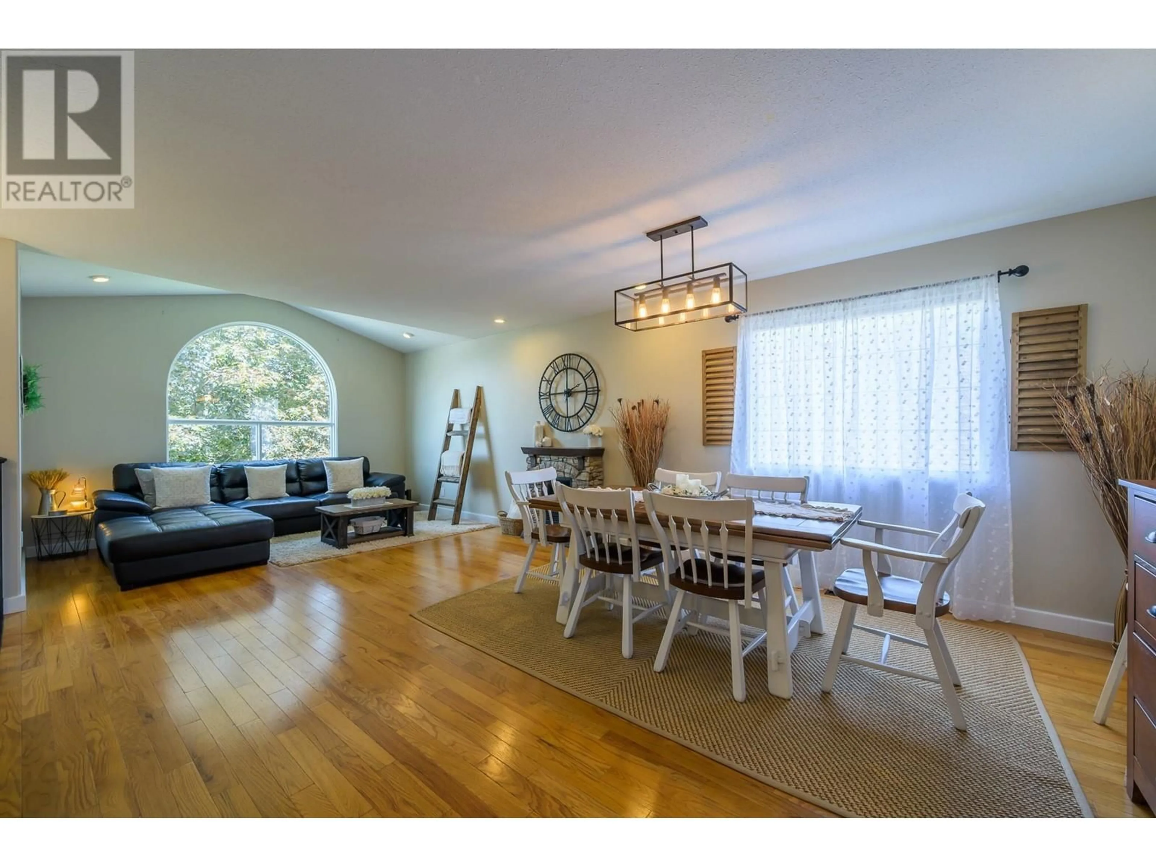 Dining room, wood/laminate floor for 682 SANDSTONE PLACE, Kamloops British Columbia V2B8M4