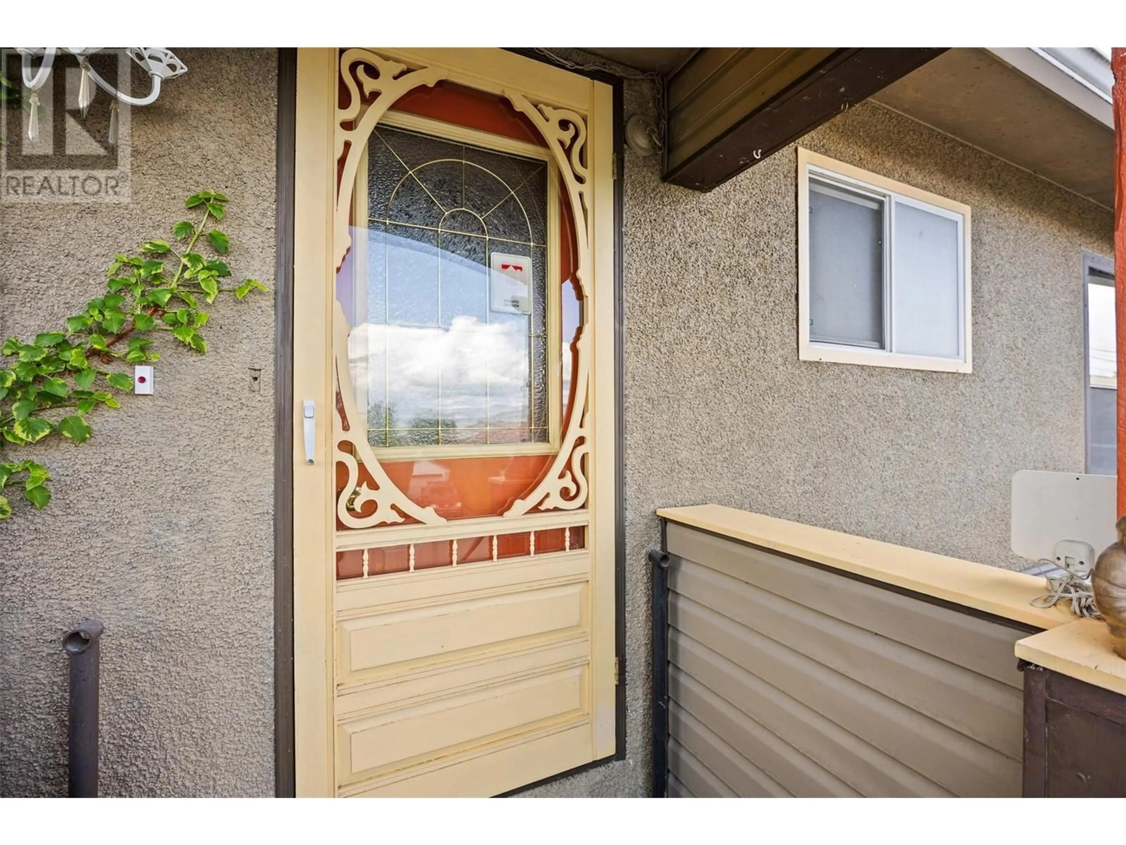 Indoor entryway for 681 DOUGLAS STREET, Kamloops British Columbia V2C3C4