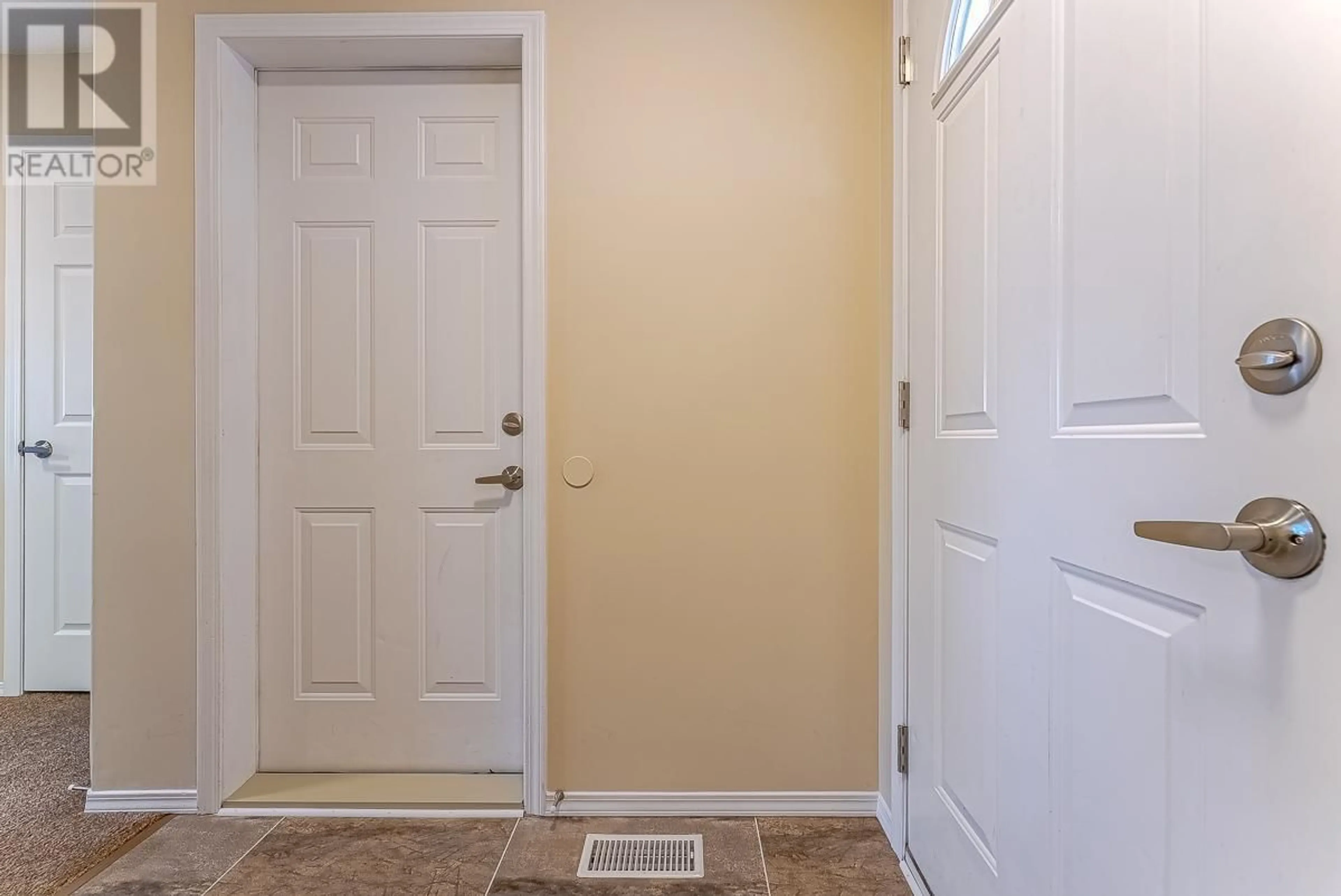Indoor entryway for 22 - 1920 HUGH ALLAN DRIVE, Kamloops British Columbia V1S1Y5