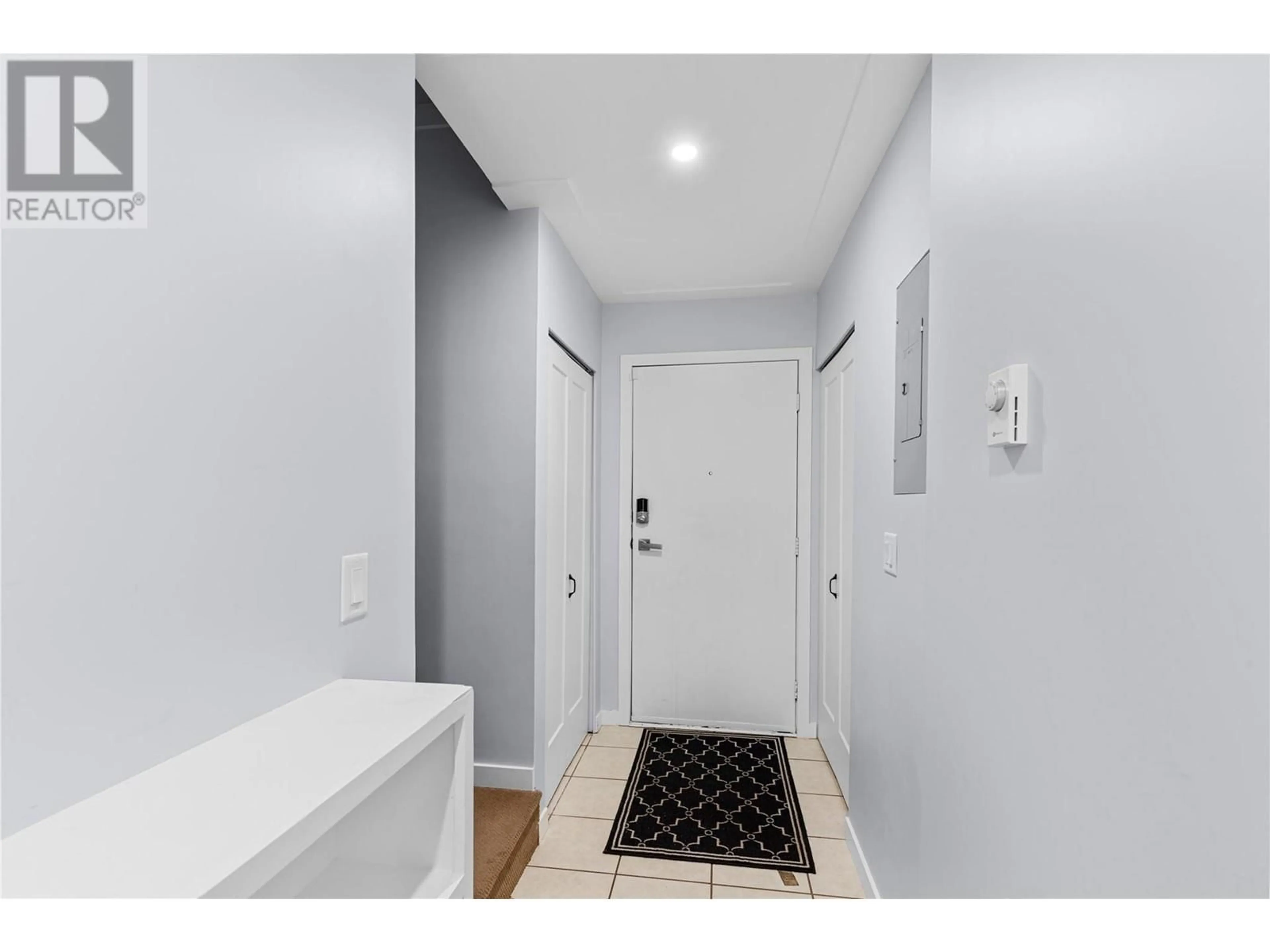 Indoor entryway for 2 - 5300 25 AVENUE, Vernon British Columbia V1T6R4